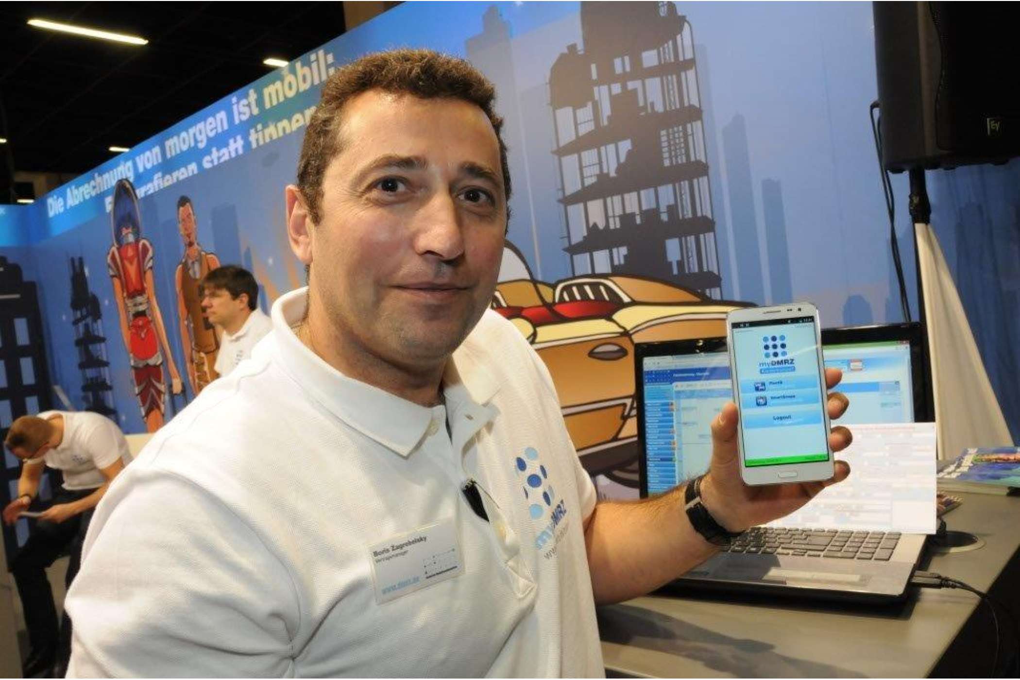 Boris Zagrebelsky zeigte beim Deutschen Medizinrechenzentrum, wie Taxifahrer künftig Transportscheine über eine App fotografieren und die wichtigsten Daten direkt ins System importieren können. | Dietmar Fund | taxi heute