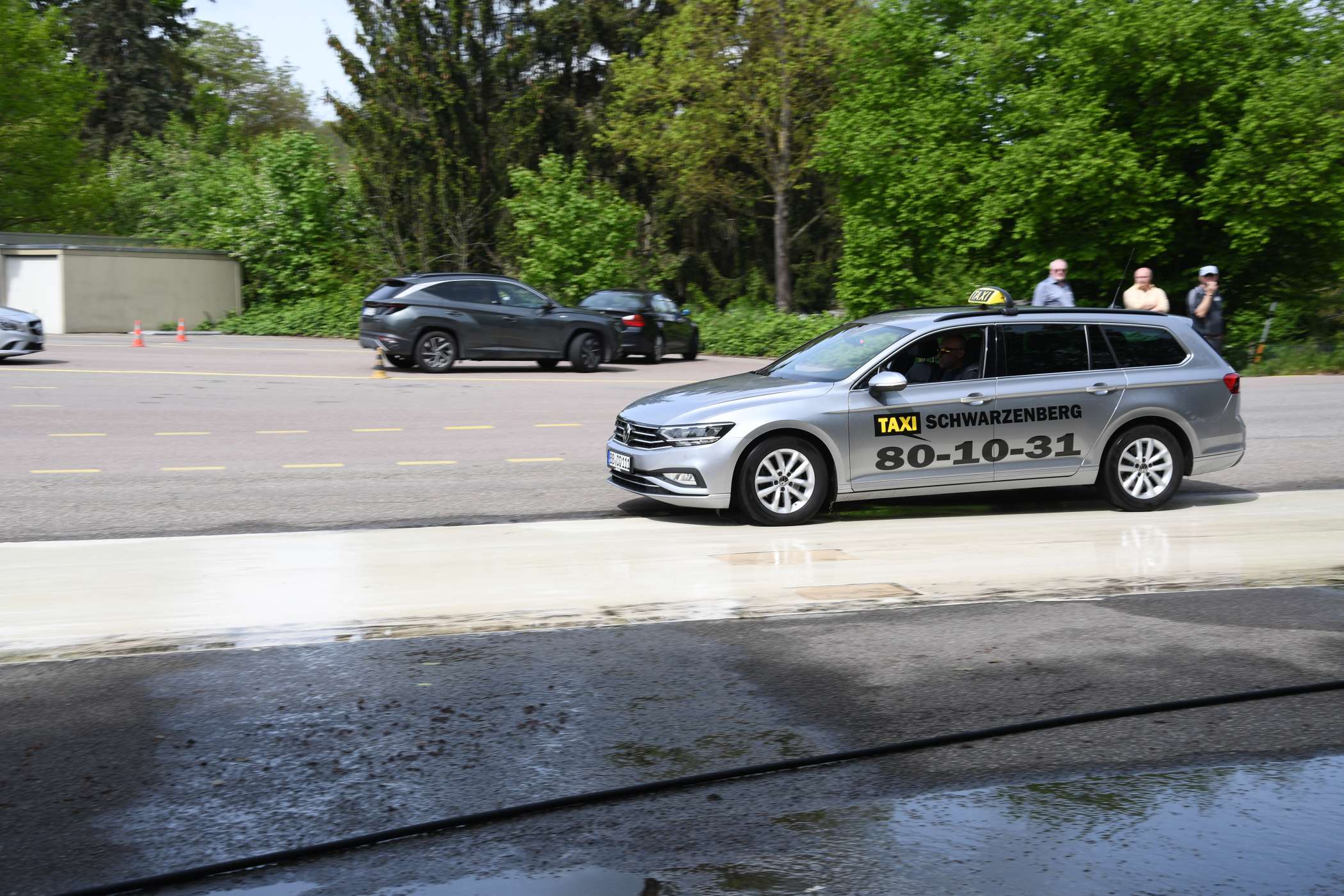 Wegen der Regelsysteme in modernen Taxis war auch das Bremsen auf einseitig glatter Fahrbahn kein Problem.