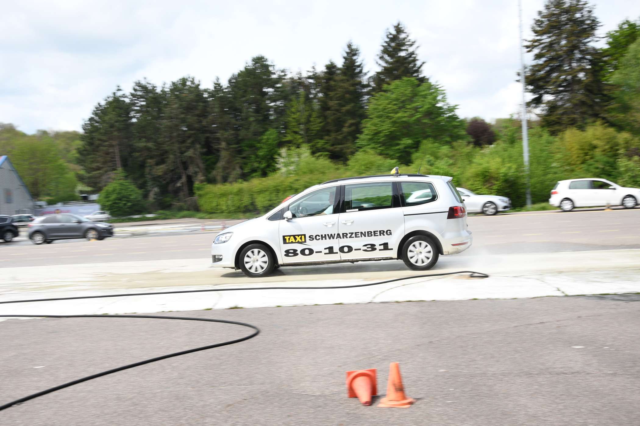 Nach der Schleuderplatte kamen erst einmal Gefahrbremsungen auf einer bewässerten Gleitfolie, deren Reibbeiwert in etwa dem einer festgefahrenen Schneedecke entsprach.