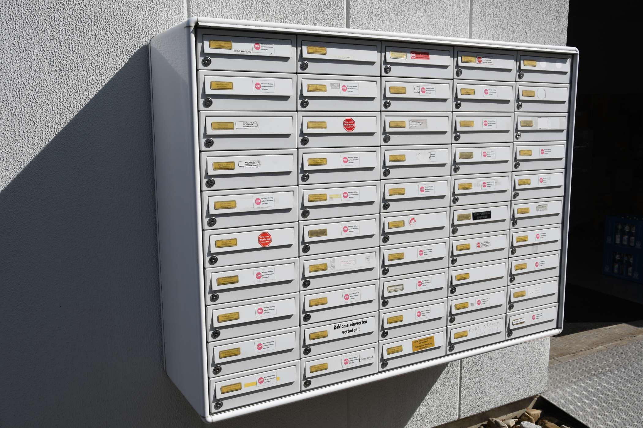 Am Gebäude der Zentrale sind tatsächlich 60 Briefkästen für Einzelunternehmer angebracht, die dort nach Absprache mit dem Ordnungsamt ihren Betriebssitz eingerichtet haben. Insgesamt hat die eG 300 Genossen.