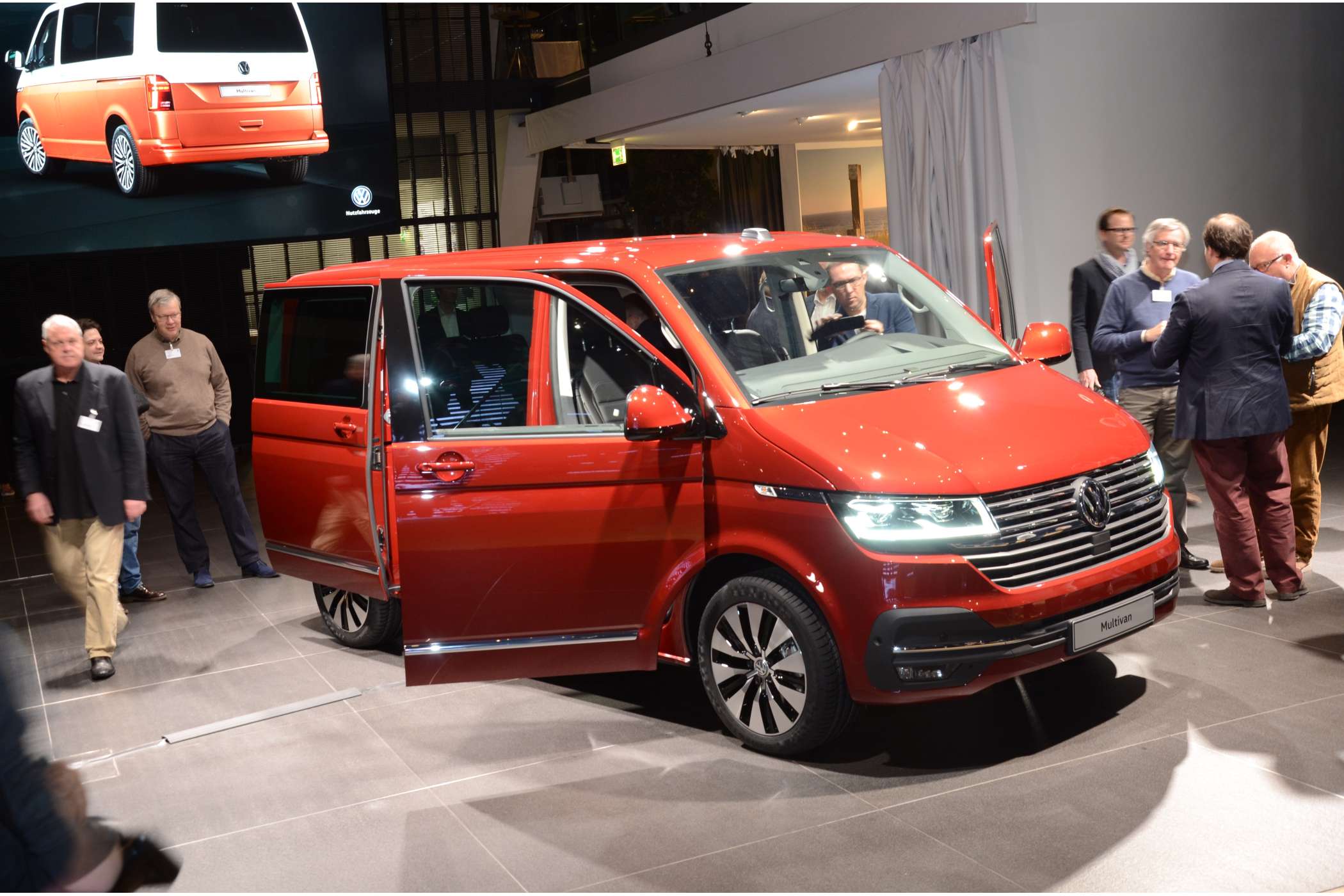 Anders als bei der Präsentation der letzten Modellpflege vom T5 zum T6 im Jahr 2015 zeigte die Marke dieses Mal nur ein einziges Fahrzeug und nicht auch die einfacheren Varianten. (Foto: Dietmar Fund)
