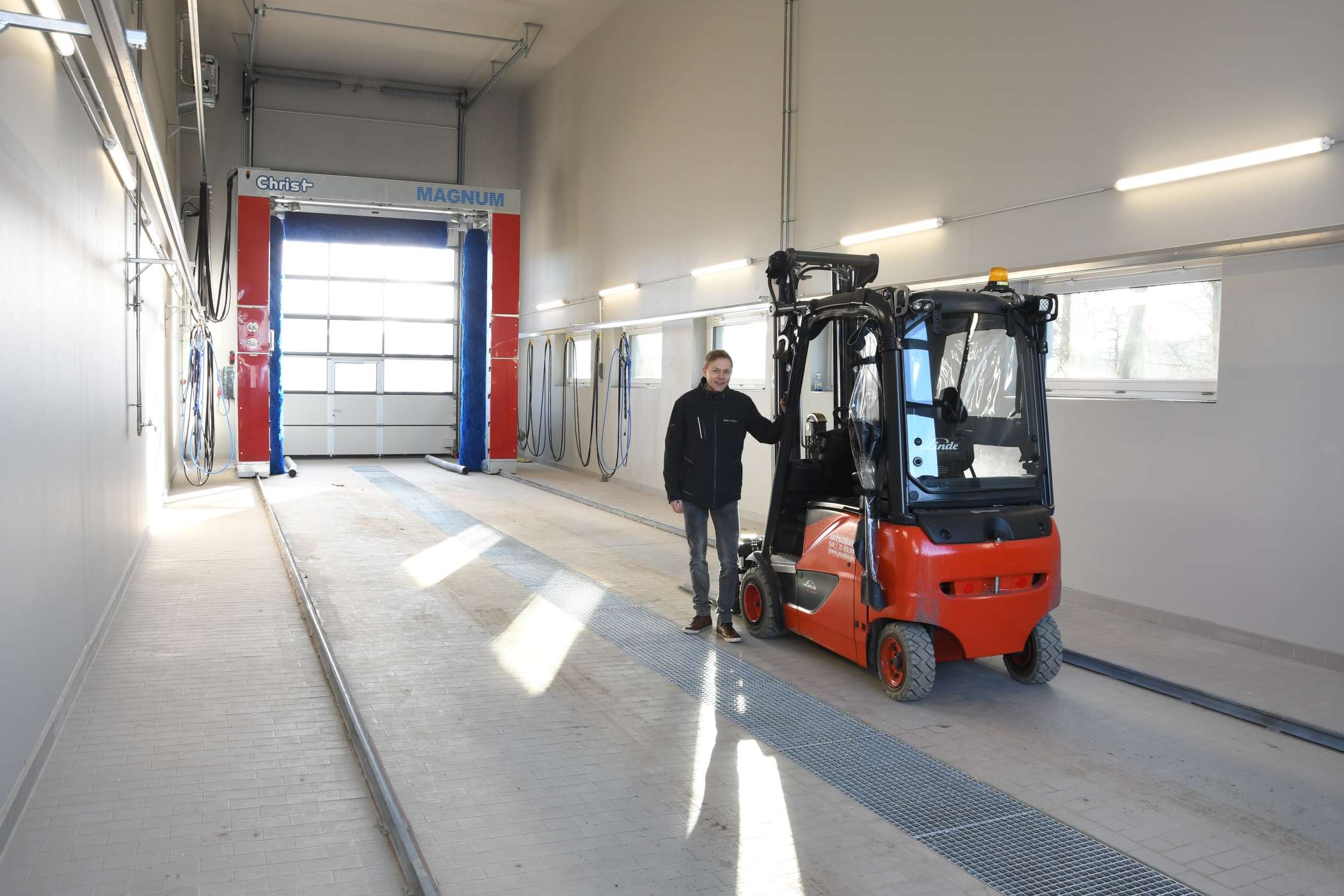 In der ganz neuen Halle mit der Durchfahr-Waschanlage für die Busse zeigt Stefan Irro sein erstes Elektrofahrzeug, einen Gabelstapler.