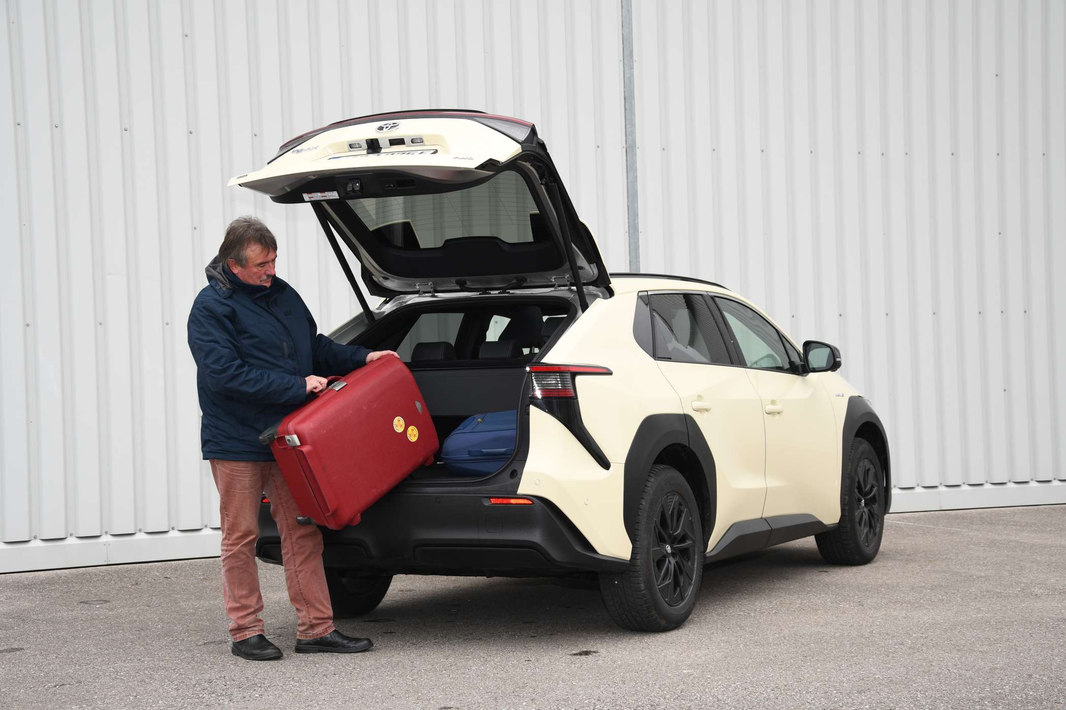 Unter der elektrisch weit öffnenden Heckklappe können auch große Fahrer bequem stehen und Koffer gut einladen.