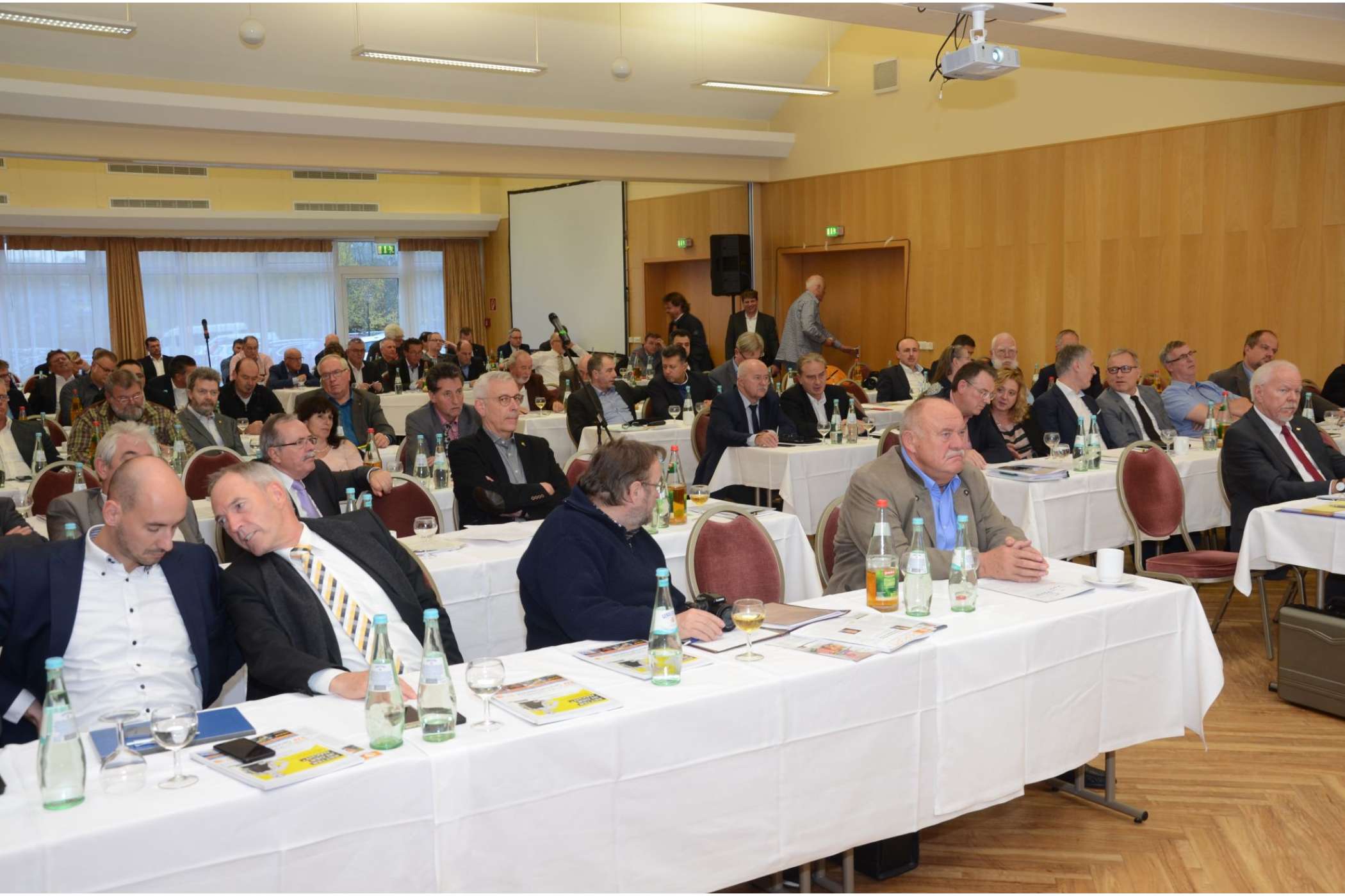 Ralf Schamaitis, Spezialist für den Taxi-Service von Mercedes-Benz (2. v. l.), griff für den Interims-Taxi-Mann Matthias Kuchling (l.) immer wieder in seinen Erfahrungs-Schatz. Der designierte Taxi-Ansprechpartner war in Jena noch krank gemeldet.| Dietmar Fund