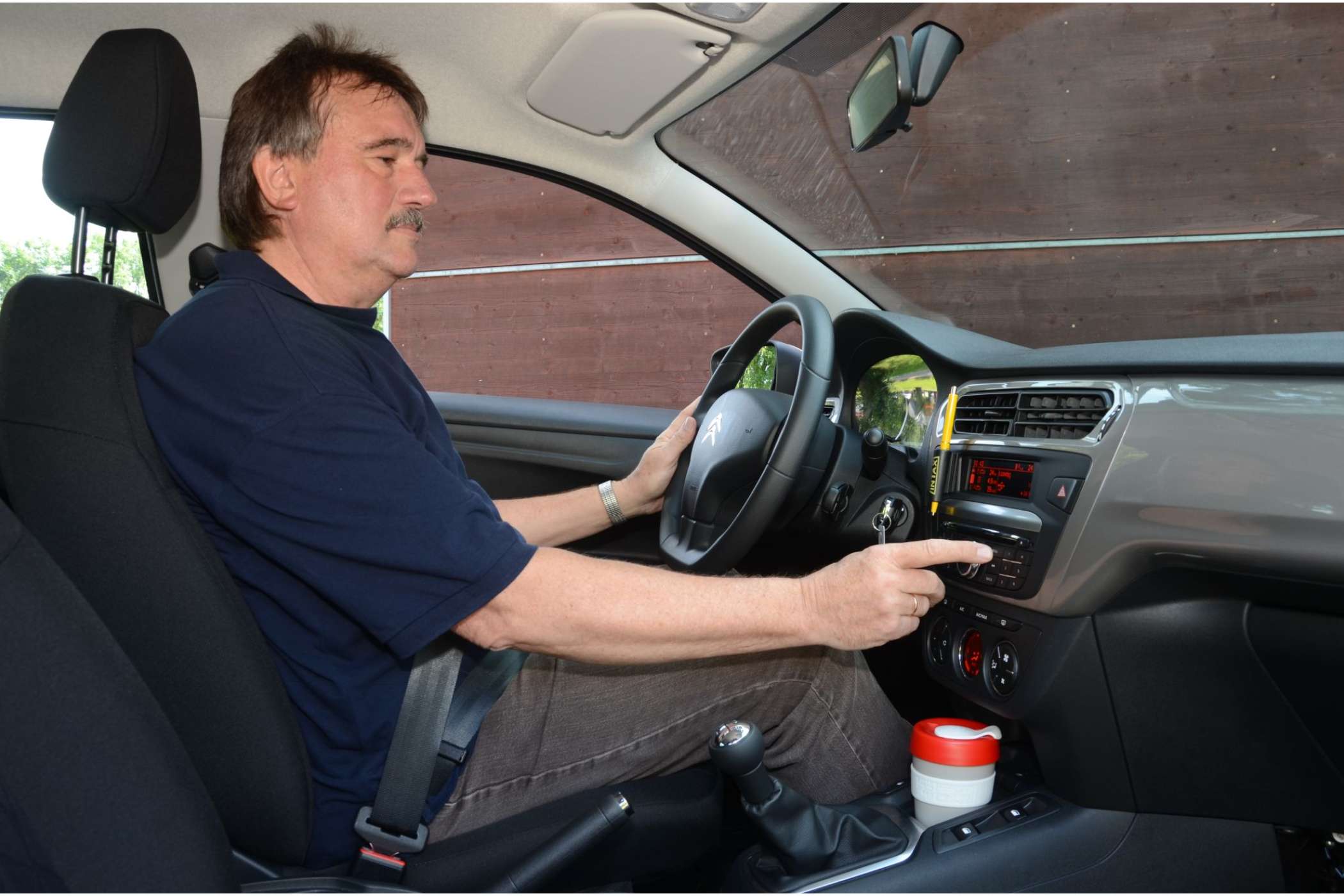 Der Arbeitsplatz des Taxifahrers ist mit angenehmeren Materialien gestaltet und daher etwas wohnlicher als etwa in einem Dacia. Der gut gepolsterte Fahrersitz ist mit einem robusten Ratschenhebel höhenverstellbar. Das Lenkrad lässt sich wie in einem Dacia nur in der Höhe verstellen.| Dietmar Fund