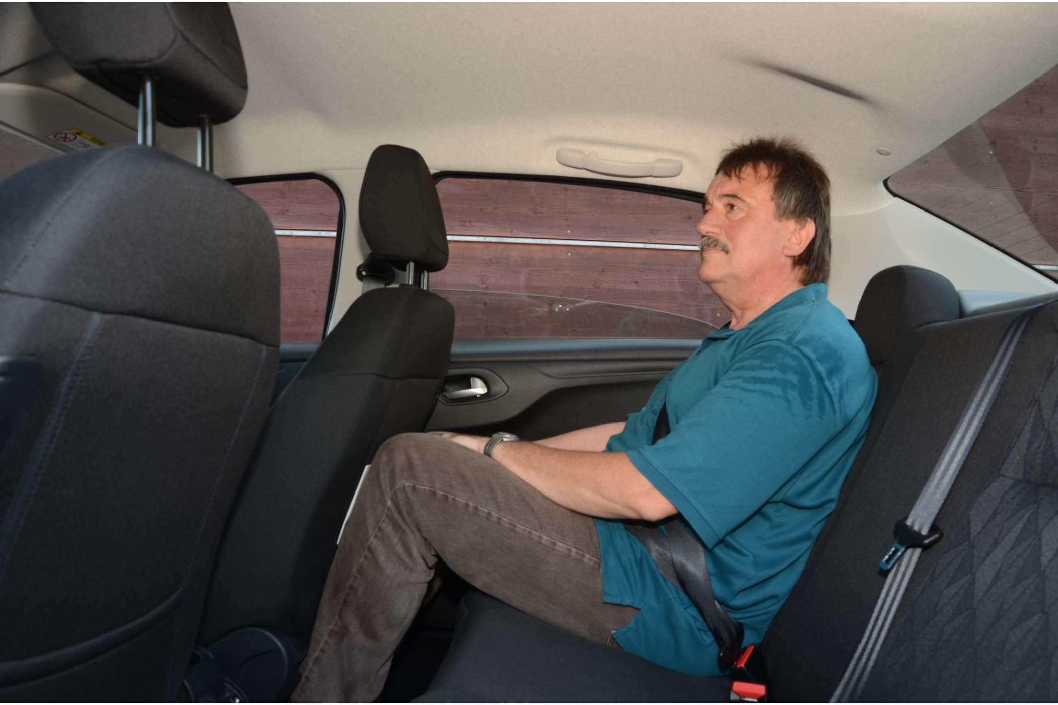 Selbst hinter dem ganz nach hinten gefahrenen Beifahrersitz haben große Fahrgäste noch viel Knie- und genügend Kopffreiheit. Für sie sollten die starren hinteren Kopfstützen höher sein.| Dietmar Fund
