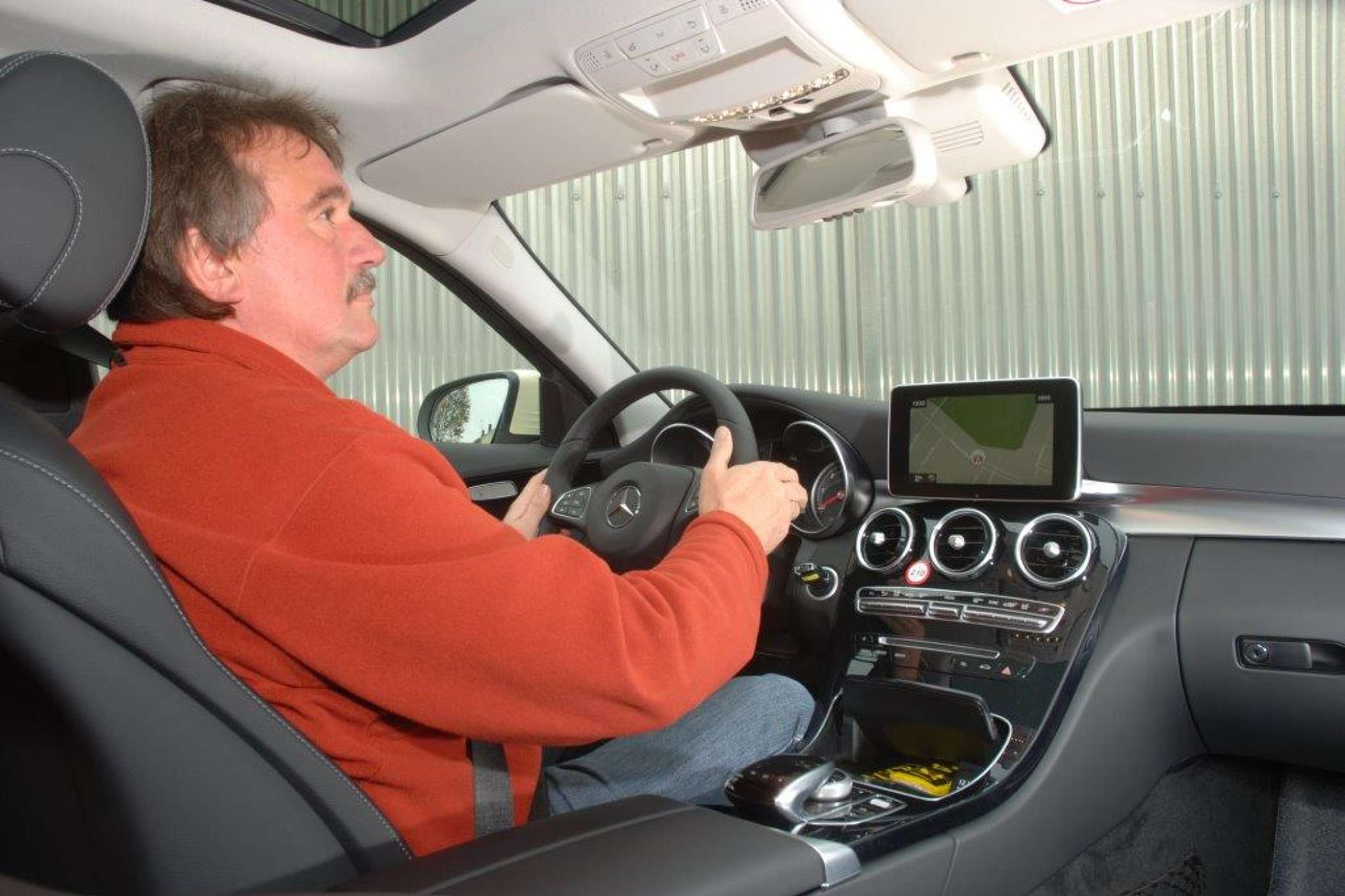 Der Arbeitsplatz des Fahrers sieht edel aus, die Bedienelemente fühlen sich gut an und der Sitz ist top. | Dietmar Fund | taxi heute