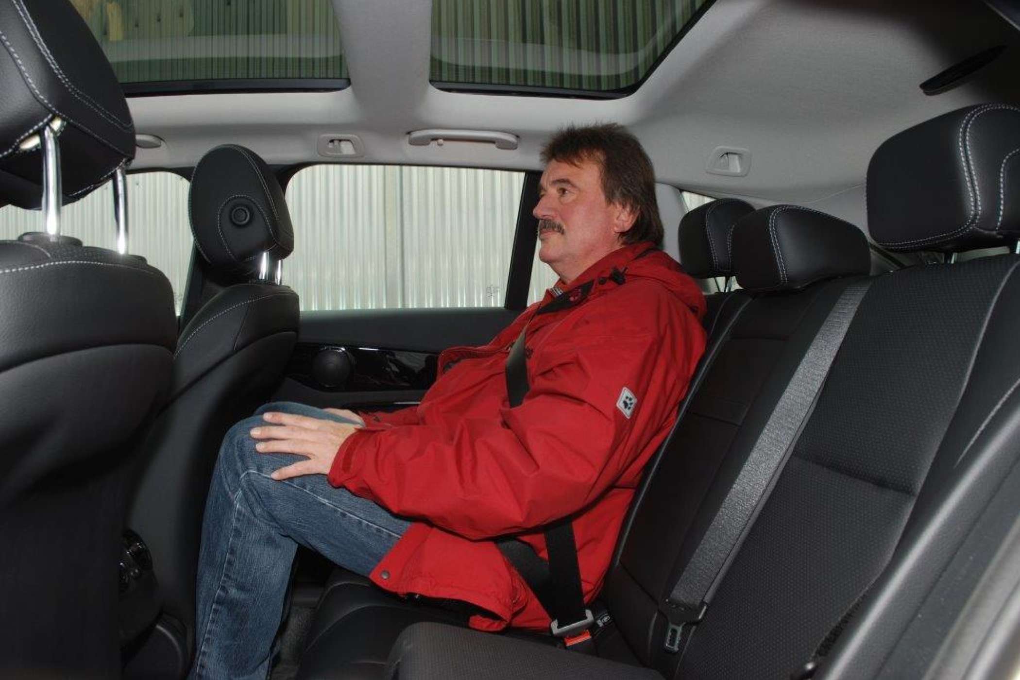 Wie gut Fahrgäste im Fond sitzen, entscheidet der Taxifahrer. Das weit nach hinten reichende Panorama-Glasdach kostet spürbar Kopffreiheit.| Dietmar Fund | taxi heute