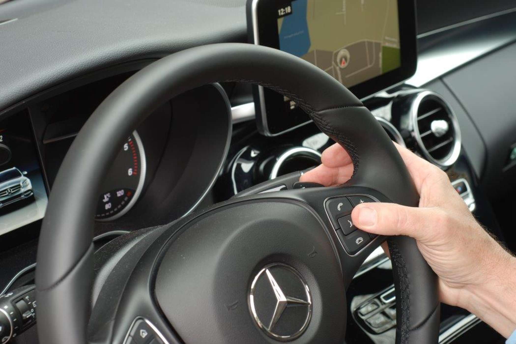 Die Sprachsteuerung funktioniert prima und ist beim Telefonieren und Navigieren eine gute Hilfe.| Dietmar Fund | taxi heute