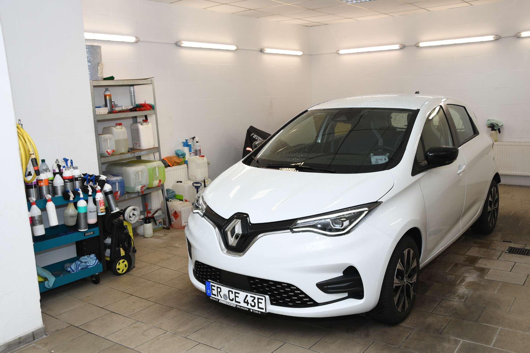 Die oft gebraucht gekauften Fahrzeuge werden mit einer Armada von Reinigungsmitteln wieder auf neu getrimmt. Fahrzeuge für das Carsharing wie diesen Renault Zoe stattet DTS Erlangen zum Beispiel mit den nötigen Zugangssystemen aus.