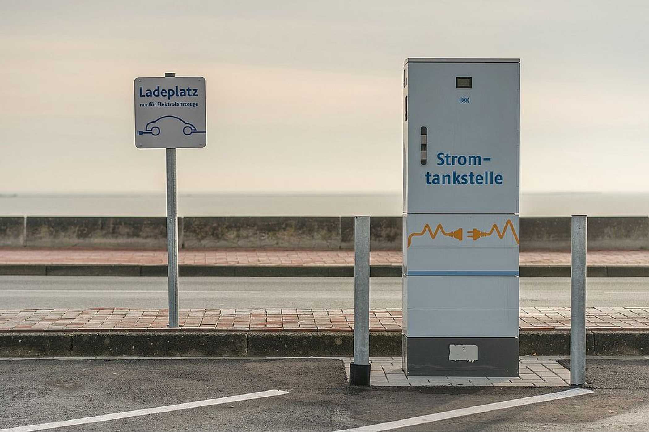 Platz 6: Tatort Ladesäule: Betrug mit gefälschten QR-Codes » https://www.taxi-heute.de/node/26667 | Tatort Ladesäule: Betrug mit gefälschten QR-Codes. Darauf kann man achten. (Foto: AKrebs60/pixabay)