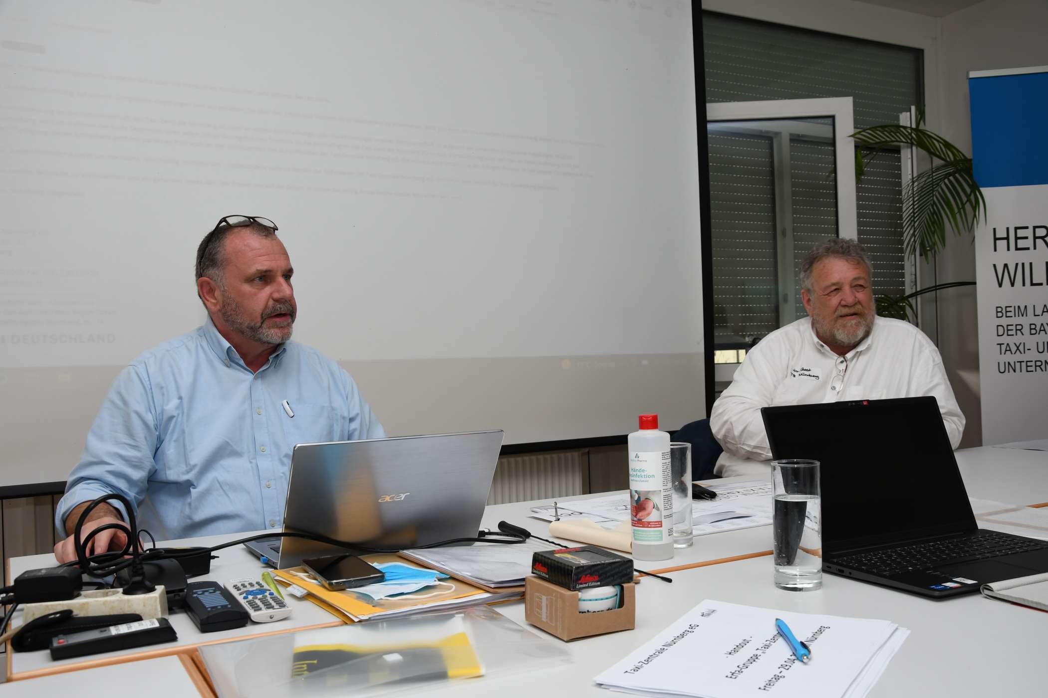 Christian Linz (l.) ist seit zwei Jahren Vorstand der Taxi-Zentrale Nürnberg eG und Reinhold Gast seit neun Jahren. Beide haben ihr Schulungszentrum zum „Mekka“ aufgeschlossener und steuerehrlich arbeitender Unternehmer und Unternehmerinnen gemacht, die dort gerne ihre Erfahrungen austauschen.