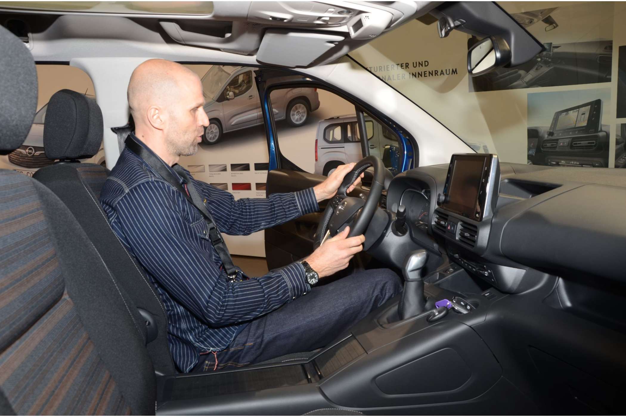 Der Fahrer hat neben sich eine tiefe Ablage in der Mittelkonsole, unter deren Rollo mehrere große PET-Flaschen passen. Bei der Achtgang-Automatik würde in der Mittelkonsole auch der Drehregler der Automatik sitzen, der schon aus dem Citroen Space Tourer bekannt ist. | Dietmar Fund