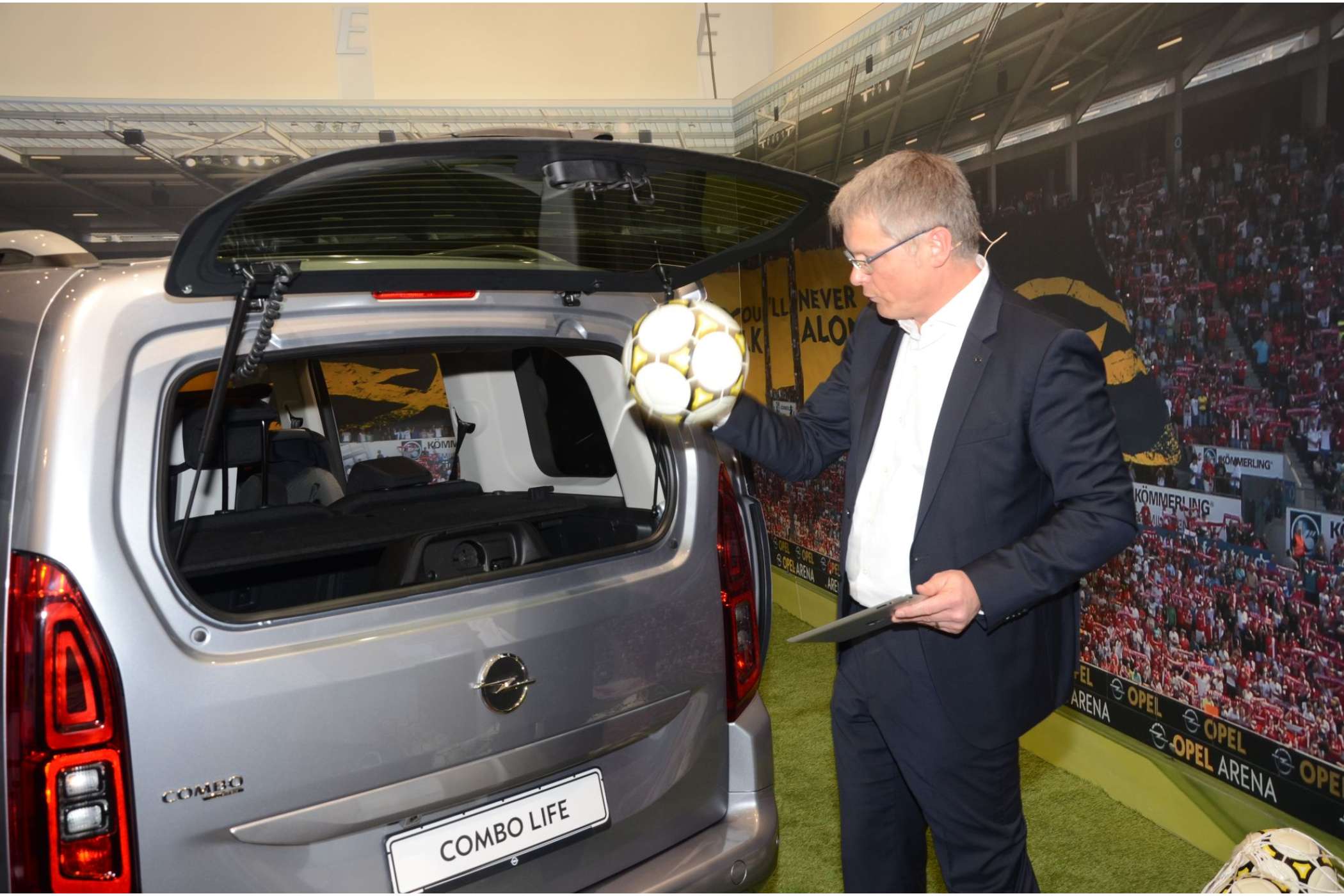 Albrecht Schäfer, Leiter Produktmarketing Deutschland, zeigte die Vorzüge der geteilten Heckklappe anhand eines einzelnen Fußballs, den man nachträglich verstauen kann, ohne dass die restlichen Bälle wieder herausfallen. | Dietmar Fund