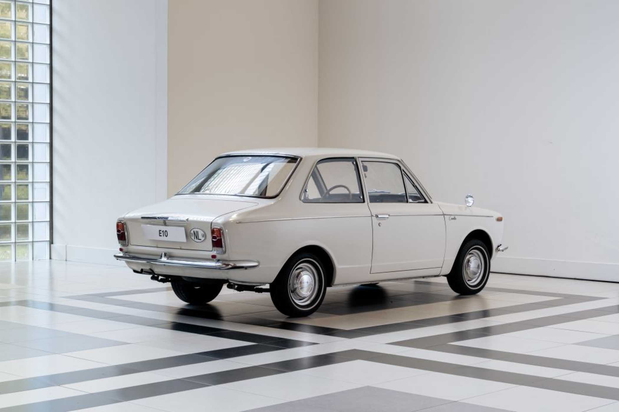 Chromstoßfänger, schmale Rückleuchten und eine schlichte Karosseriegestaltung: Der Corolla der ersten Generation steht für die japanische Automobilentwicklung der 1960er Jahre. | Foto: Toyota