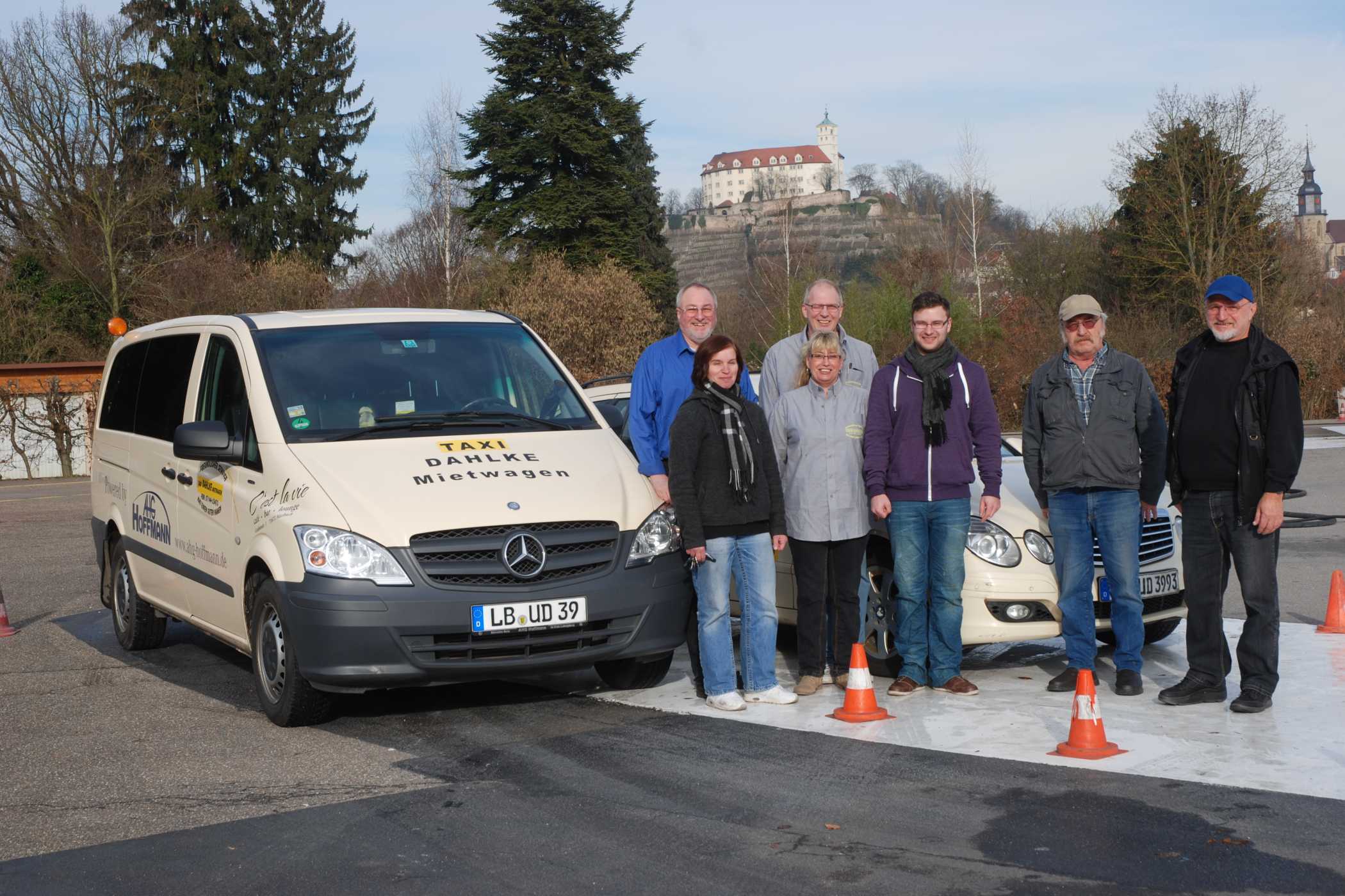 Der Taxiunternehmer Jörn-Götz G. Dahlke aus Marbach am Neckar (ganz links) organisiert seit 2014 (Foto) Taxi-Sicherheitstrainings im Auftrag des TVD Baden-Württemberg zusammen mit der Verkehrswacht Vaihingen/Enz. Zwei Termine sind auch für 2024 wieder geplant.