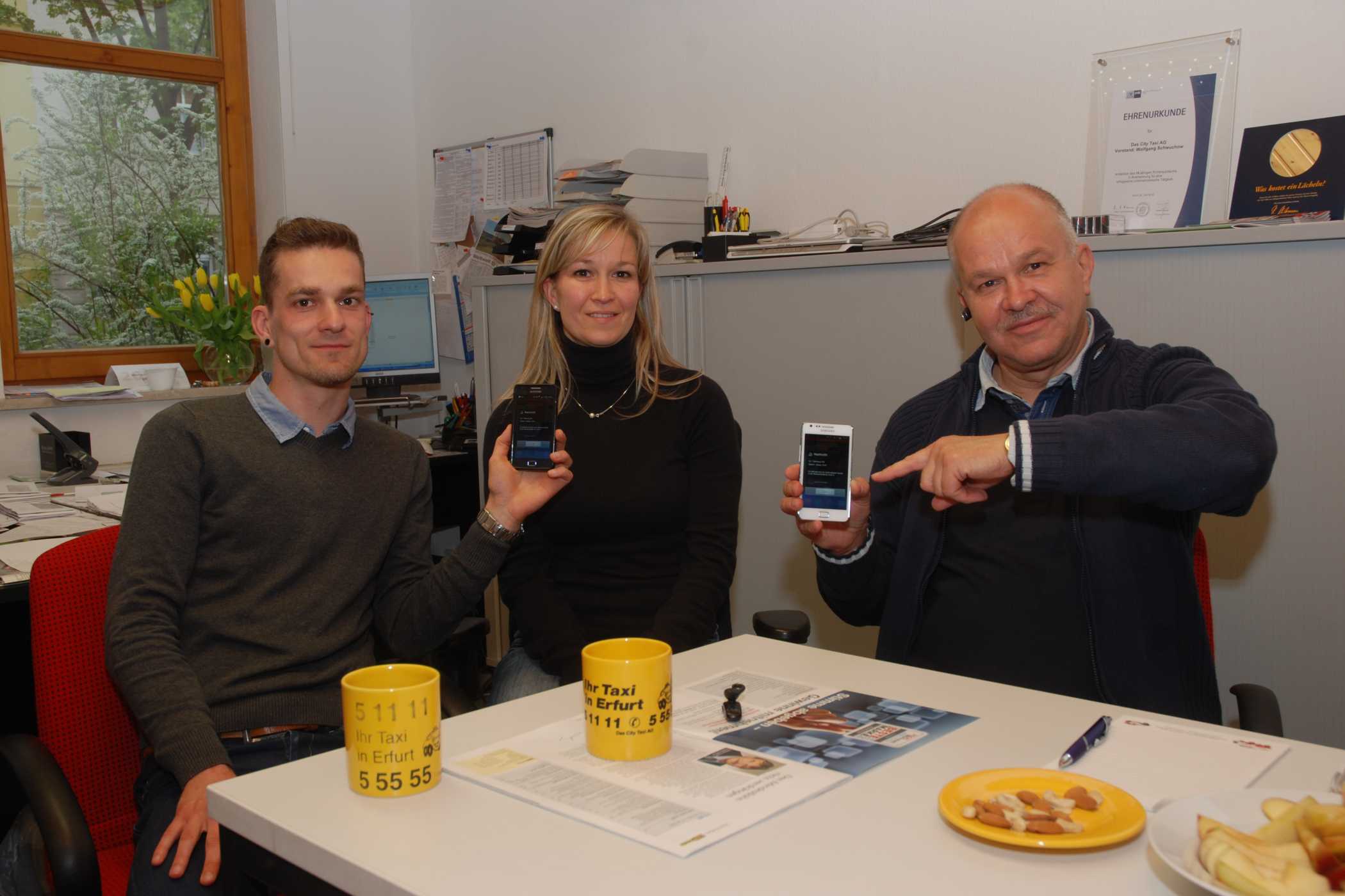 Das Familienunternehmen Das City Taxi Erfurt erläuterte 2014, wie Fahrerinnen und Fahrer per Smartphone im Taxi zumindest in Randzeiten die Vermittlung übernehmen können, sodass man Disponenten einsparen kann.