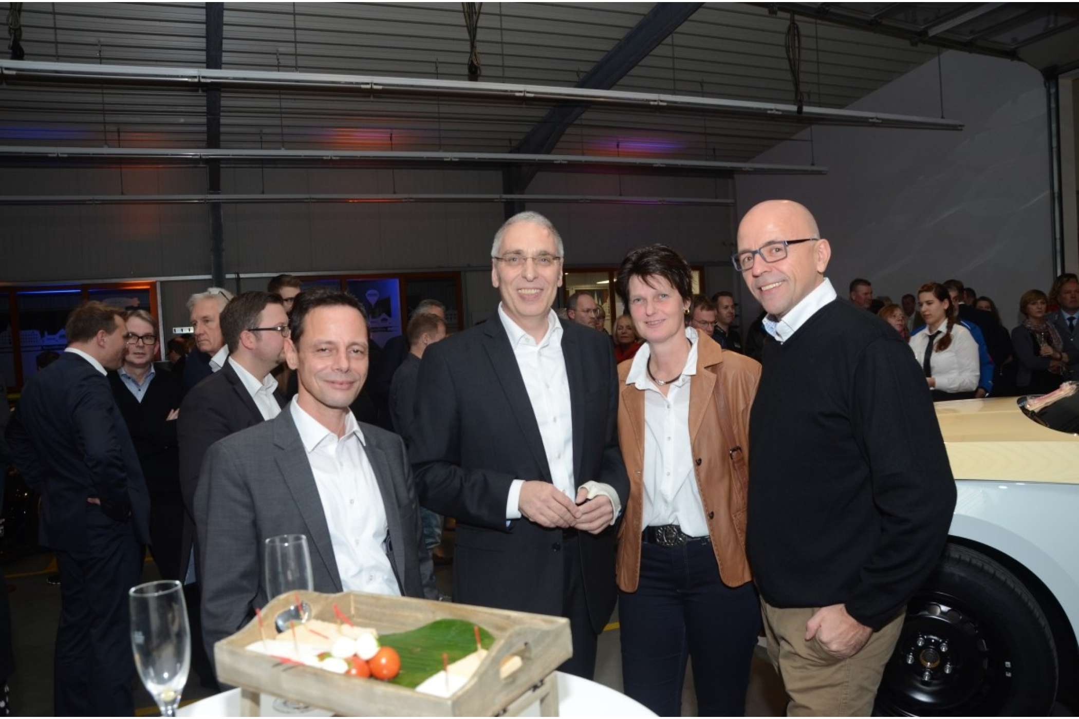 Salvatore De Bellis, der von Hyundai zum Mitsubishi kam (v.l.) unterhielt sich angeregt mit dem beinahe genesenen Taxi-Spezialisten Dieter Gathof, seine Frau Birte und mit Ludger Jacob, der das Fahrschul-Projekt Safe-Net vertritt| Foto: Dietmar Fund