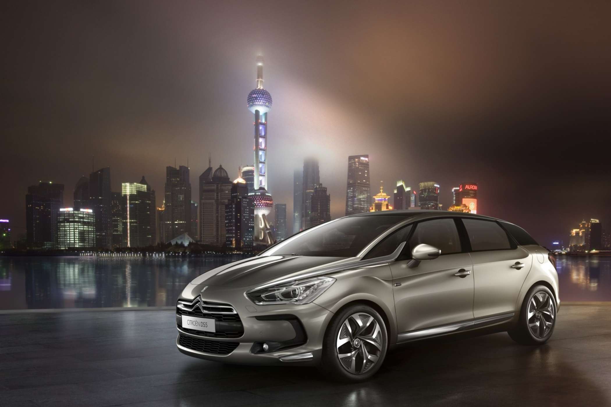 Mit vermutlich der gleichen Technik will auch PSA-Konzernschwester Citroën in das Rennen um den Dieselhybrid einsteigen. Den Anfang macht ab Ende 2011 der DS 5. Der Verbrauch wird sich auf dem Niveau des Peugeot 3008 Hybrid4 bewegen, der Preis ist noch nicht bekannt. | Citroën