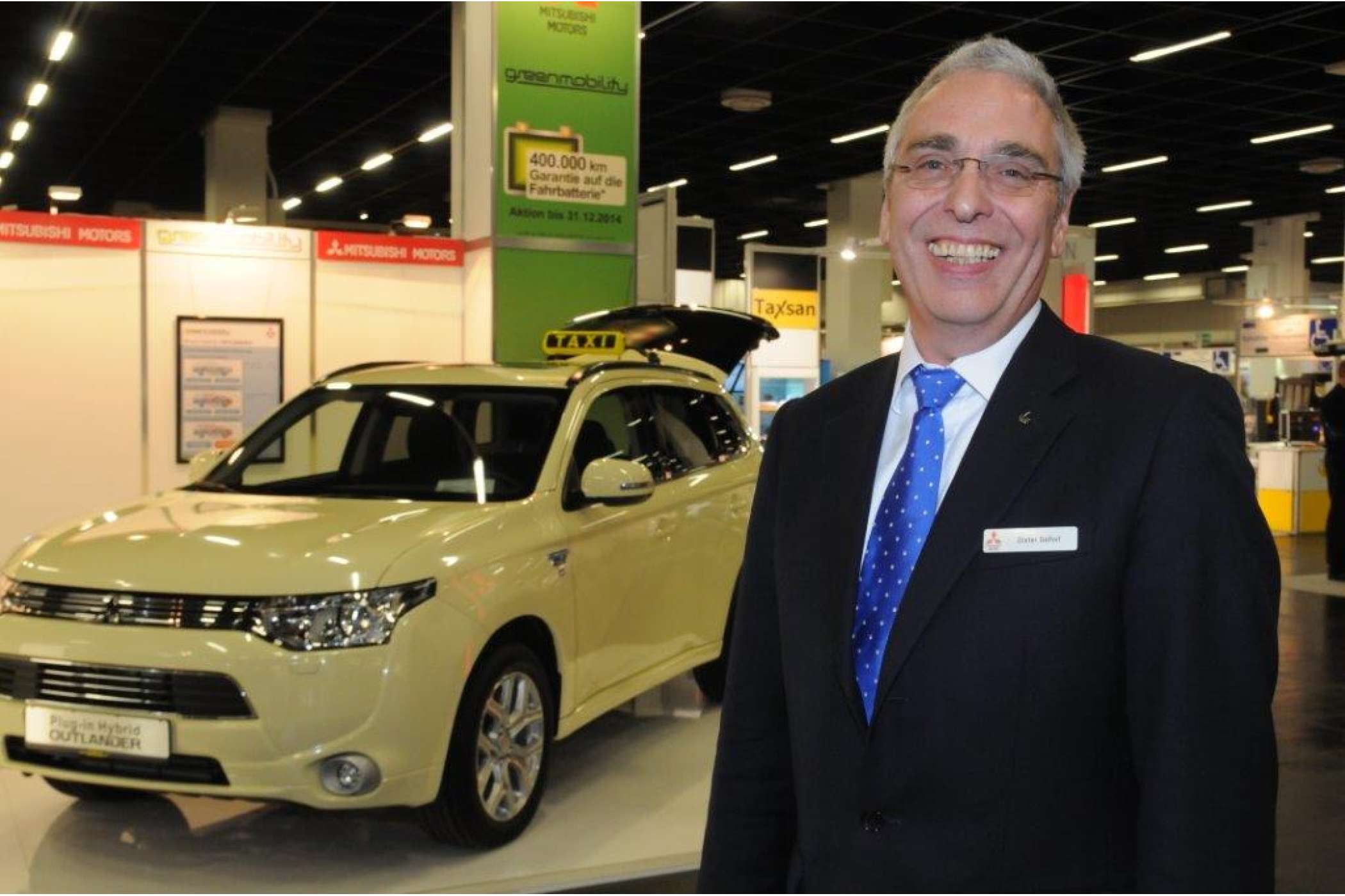 Dieter Gathof führte für Mitsubishi den SUV Outlander mit Plug-in-Hybridantrieb vor. | Dietmar Fund | taxi heute