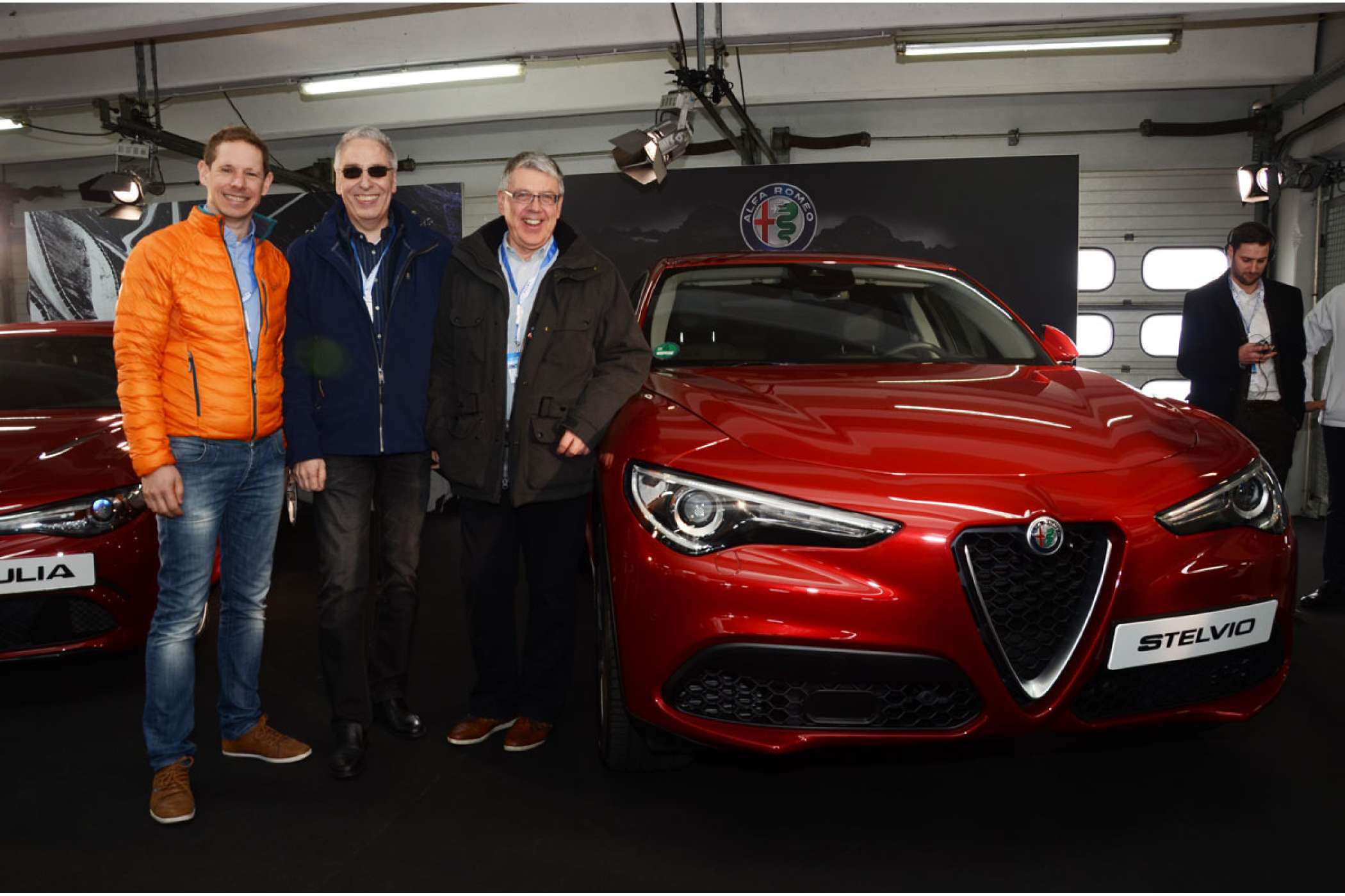 Dieter Gathof (M.) schaute sich den Stelvio interessiert an. Taxiunternehmer kennen ihn noch von seiner Arbeit für Mitsubishi und Kia her. Inzwischen organisiert er die Fahrzeugbeschaffung für eine Gruppe von Zahnlaboren und Zahntechnikern.| Fotos: Dietmar Fund