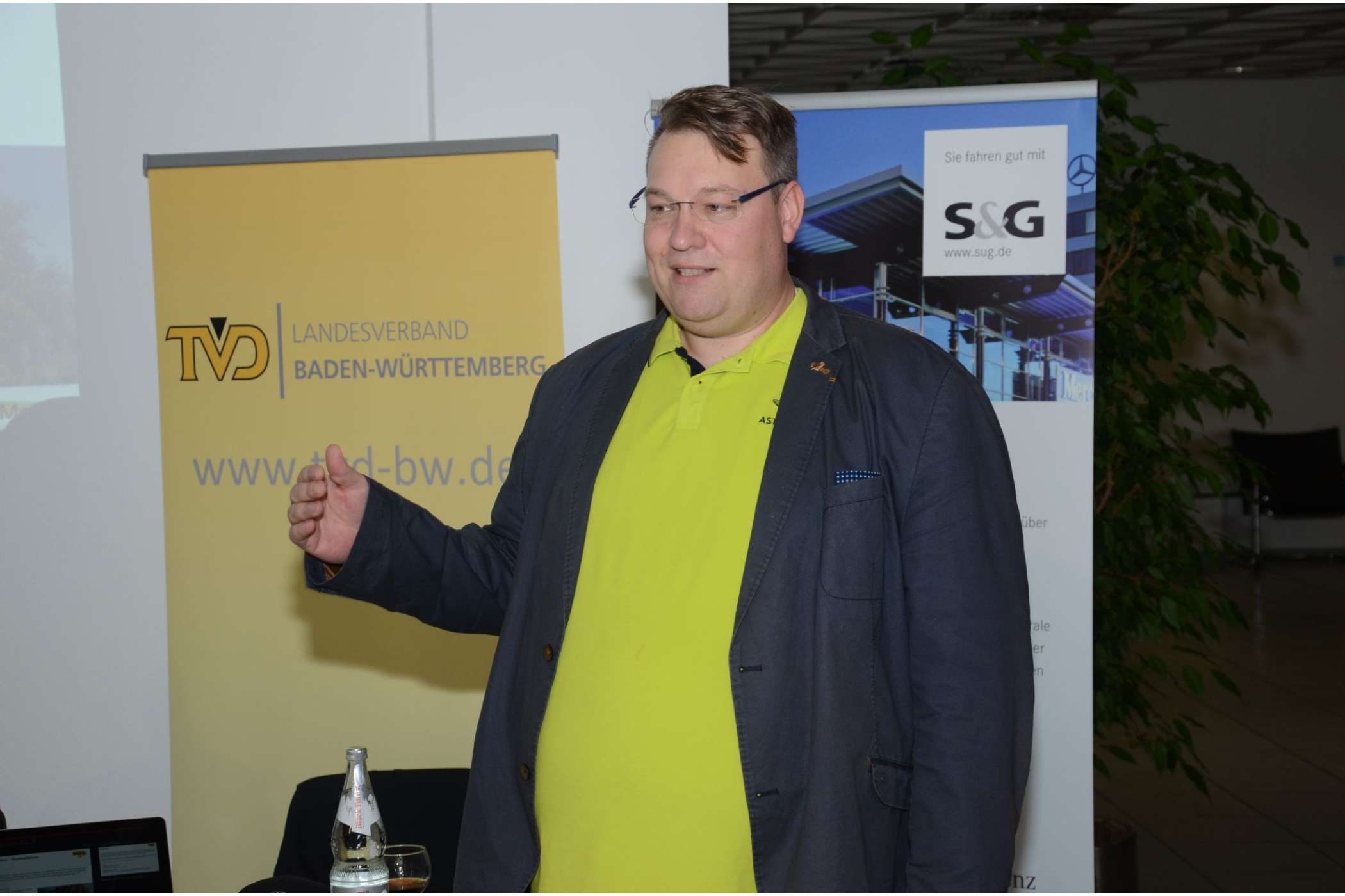 <p>Der Taxiunternehmer Dirk Holl berichtete von seinen Erfahrungen mit den Elektrotaxis Nissan Leaf und Tesla Model S. Er gab wichtige Hinweise zu den Kosten eigener Ladesäulen und zum Einsatz der beiden E-Mobile.</p>| Dietmar Fund