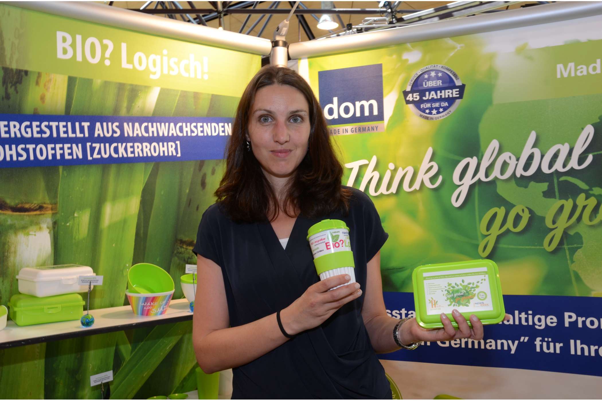 Peggy Rudies von der dom Polymer-Technik GmbH aus Schlüsselfeld zeigte Getränkebecher und Vesperboxen, deren Materialien aus Zuckerrohr gewonnen werden.