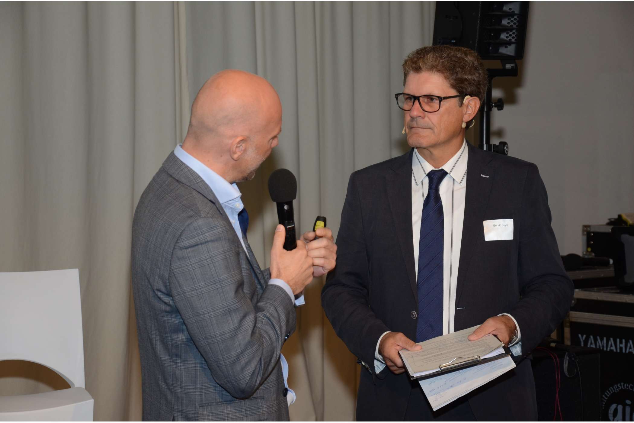 Dr. Tom Kirschbaum (l.) von door2door versuchte als eloquenter Redner auch den skeptischen Moderator Gerald Meyer zu überzeugen.