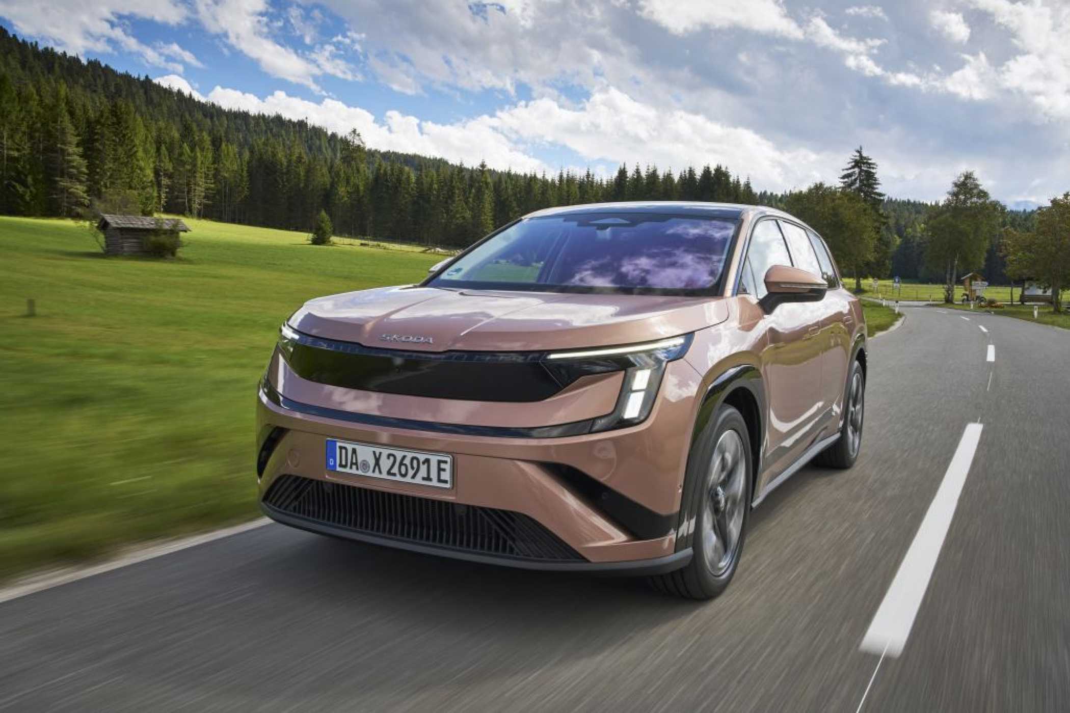 Abgekupfert: Anleihen bei Opels Grandland bei der Präsentationsfarbe im Kupferton. Schaut trotzdem gut aus. | Foto: Skoda