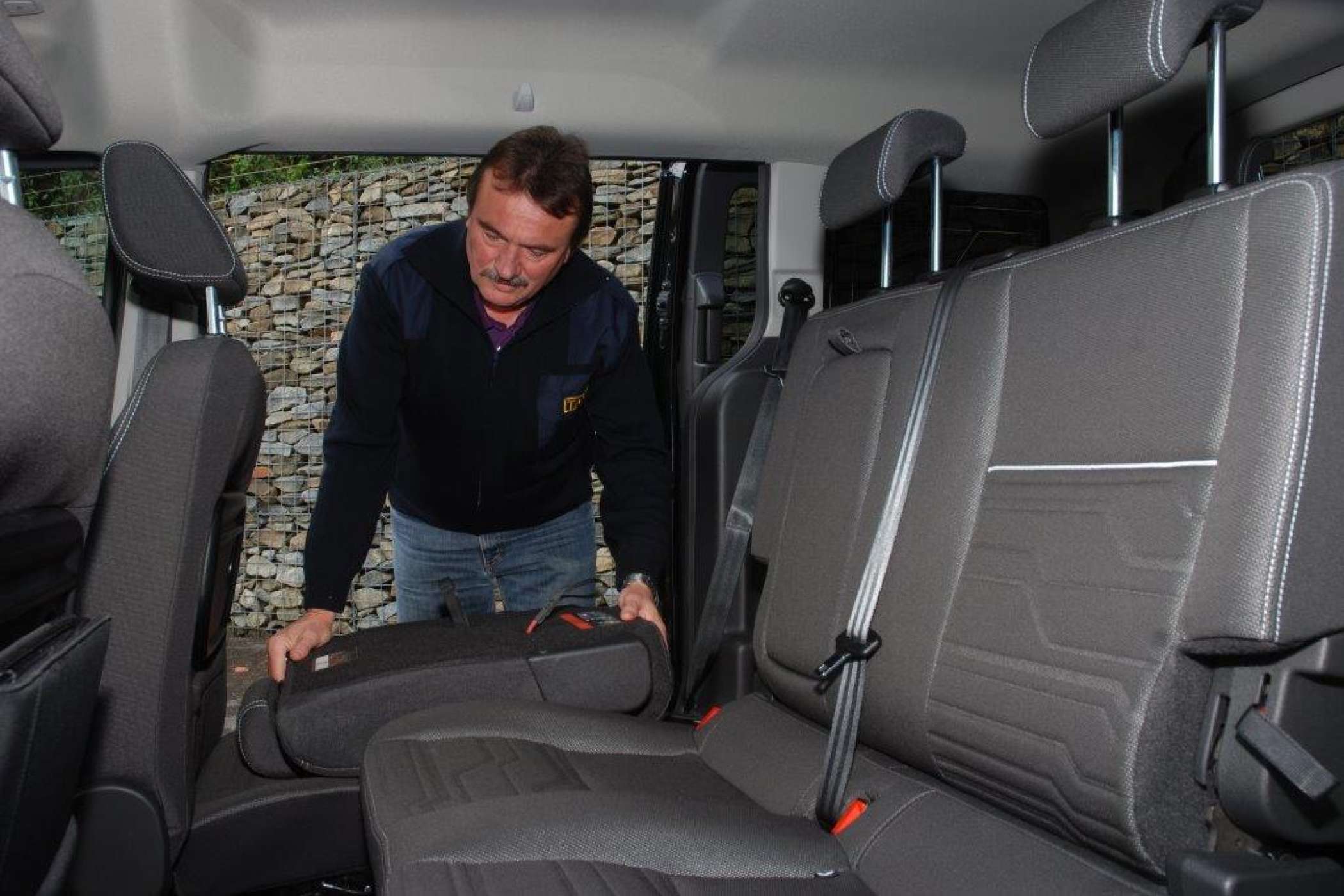 Zum Durchstieg nach hinten lässt sich der Sitz an der Schiebetür leicht im Boden versenken.| Dietmar Fund | taxi heute