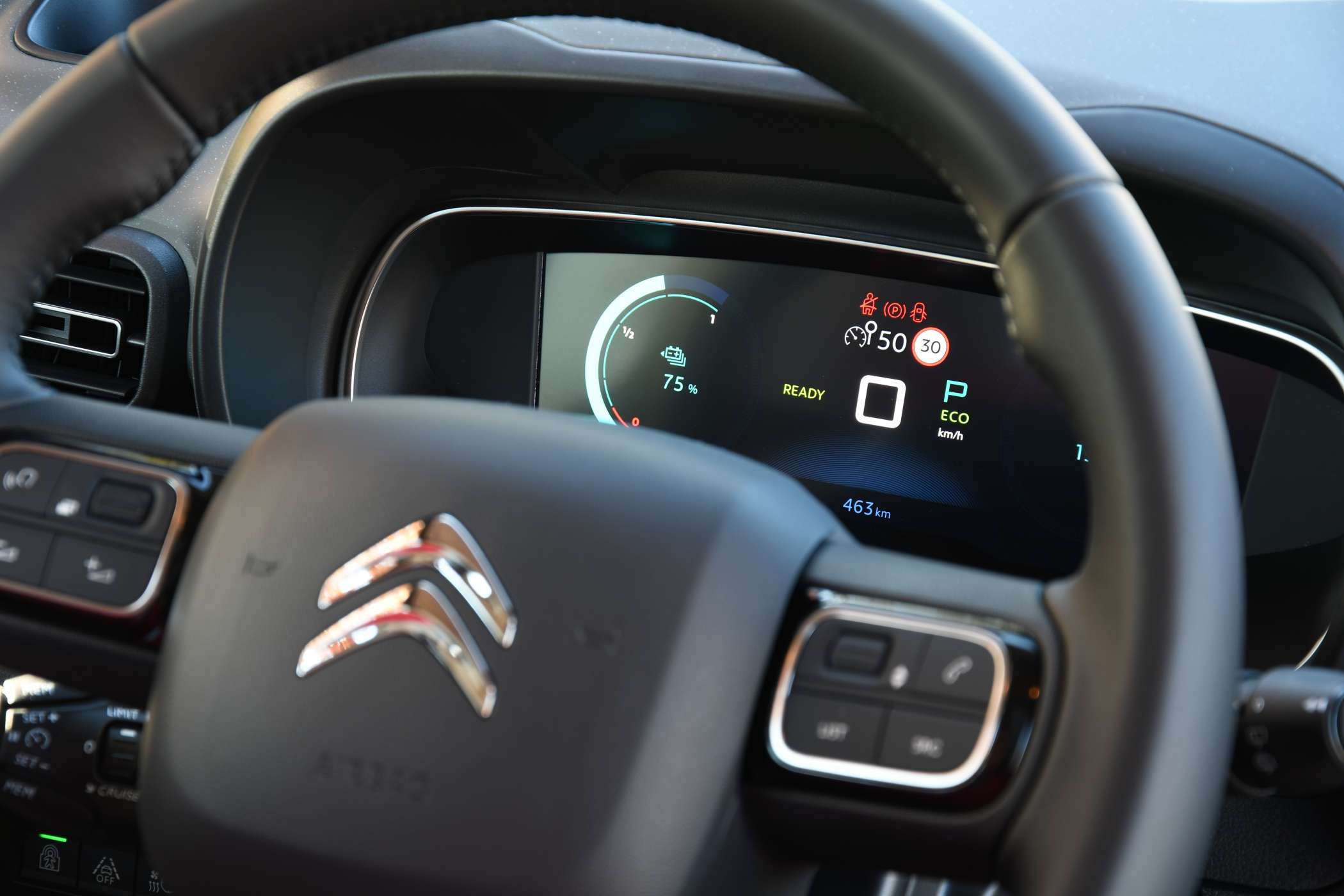 Die digitalen Anzeigen im e-Berlingo sind gut ablesbar. Man kann die Reichweite auch in Kilometern einstellen.