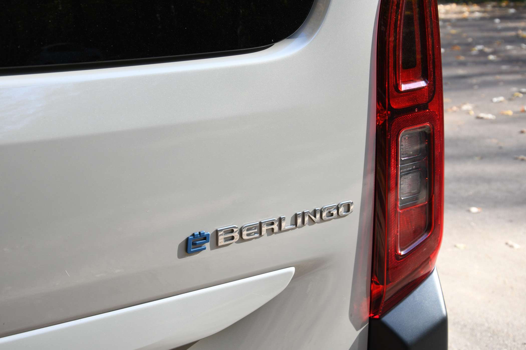 In Deutschland würde man den e-Berlingo auch an seinem E im Kennzeichen erkennen. Sonst ist das neckisch-blaue e im Schriftzug an der Heckklappe das einzige äußerlich erkennbare Merkmal des Stromers.