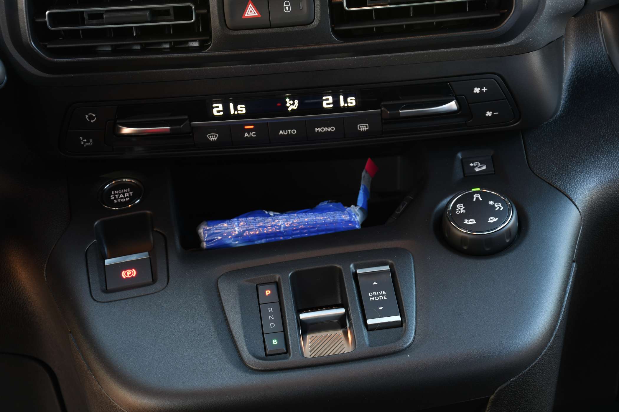 Die Elektro-Bedienelemente wurden wie die Plattform vom größeren E-Modell Jumpy/Space Tourer übernommen. Die Wippe, der Schiebeschalter und die Taste B für stärkeres Rekuperieren sind haptisch und ergonomisch nicht optimal.