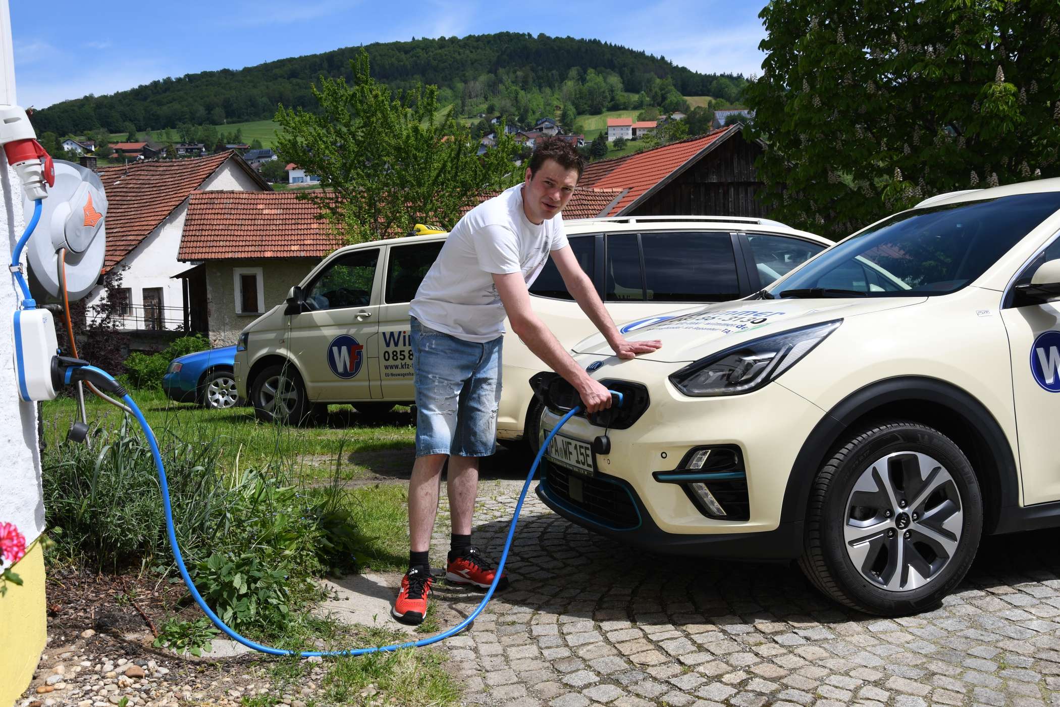 An der Ladestation lädt der Kia e-Niro mit seinem 10,5-kW-On-Board-Lader über ein 2,5 Meter langes Kabel dreiphasig mit Wechselstrom. Unterwegs führt er ein 5-Meter-Kabel im Kofferraum mit.