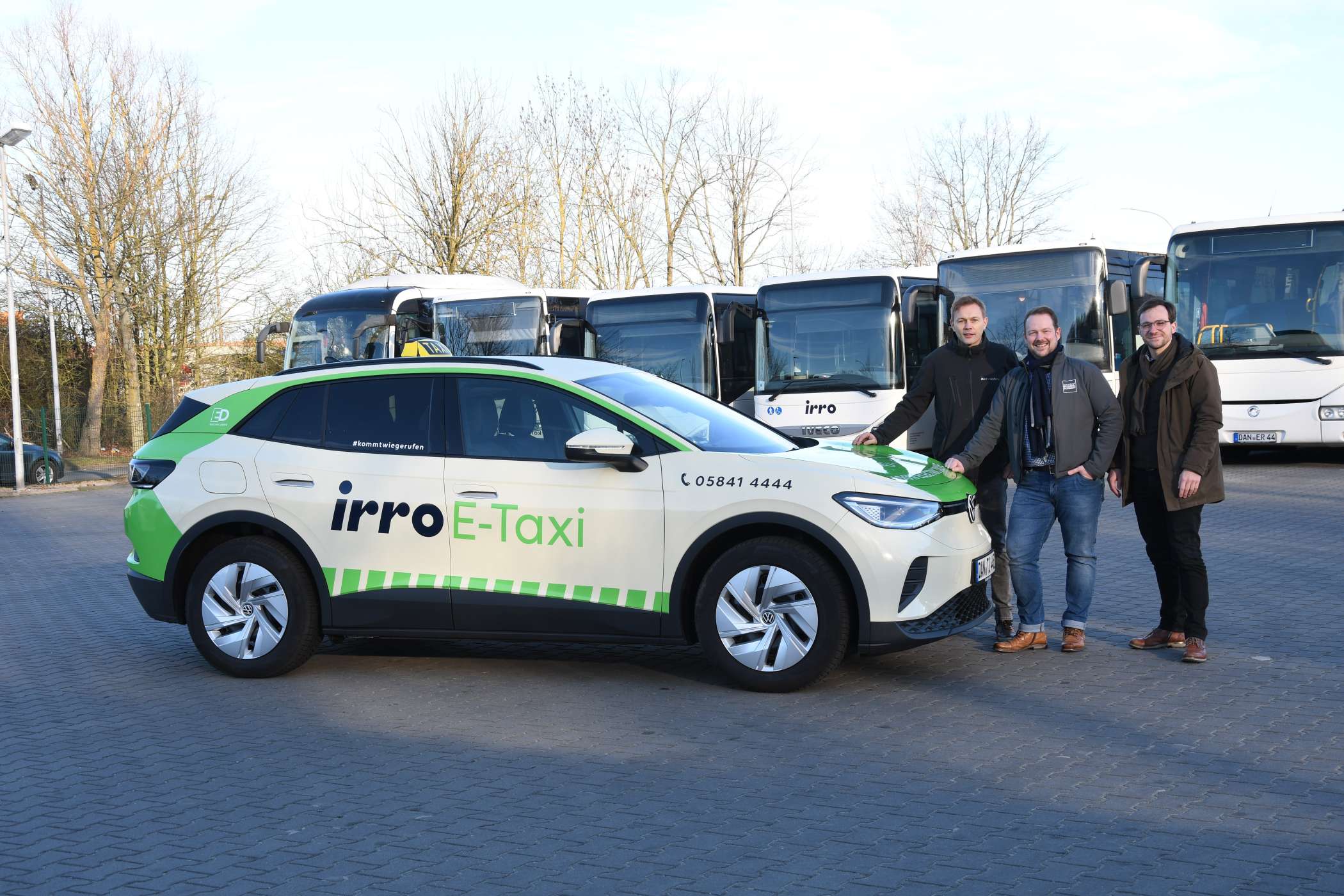Stefan Irro (v.l.) hat bei der Bestellung des VW ID.4-Elektrotaxis starke Unterstützung von Jan Eggert bekommen, Verkäufer des Autohauses Schmidt GmbH in Salzwedel. Hannes Heller hat mit dem ersten Elektrotaxi im Wendland ordentliche Pressearbeit gemacht.