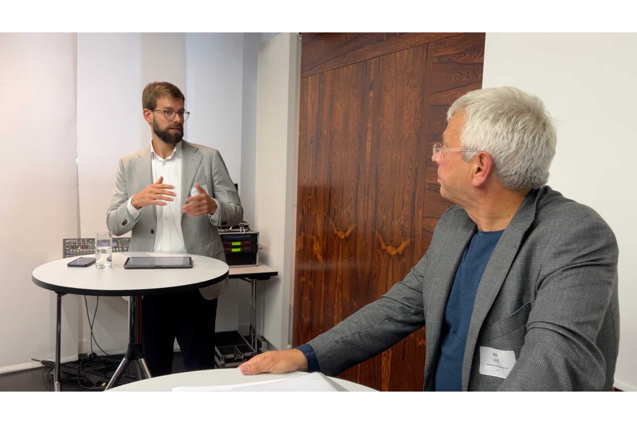 Als Mehrwagenunternehmer mit langer E-Taxi-Erfahrung brachte sich auch das Münchener BVTM-Vorstandsmitglied Gregor Beiner (l.) mit ein, der hier mit dem Hamburger Rüdiger Lille zu sehen ist. (Foto: BVTM) 