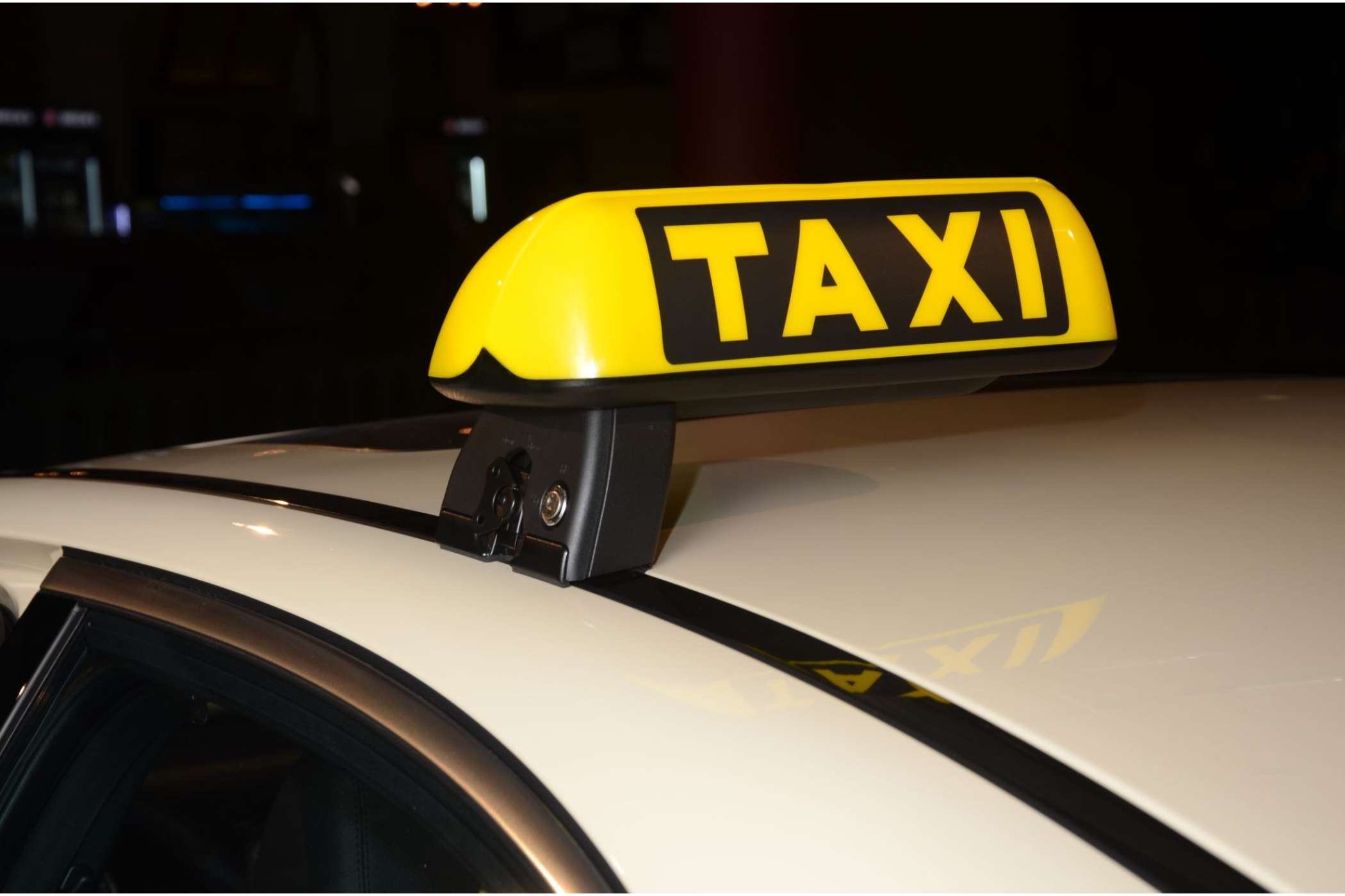 Ein Einarm-Dachzeichen ziert auch die neue Taxi-Baureihe W 213. | Dietmar Fund