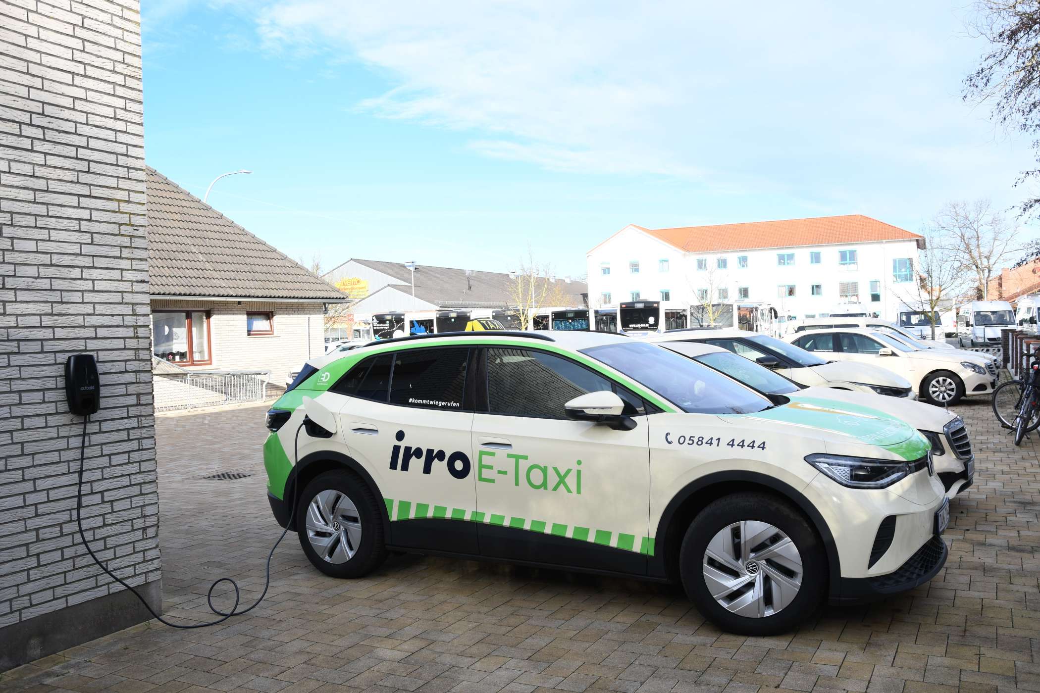 Eine 18-kW-Wallbox am alten Firmensitz unweit der heutigen Zentrale speist den ID.4, dessen On-Board-Lader allerdings nur mit 11 kW laden kann. An Schnellladesäulen könnte er mit bis zu 150 kW laden, sofern die Säule das hergibt.