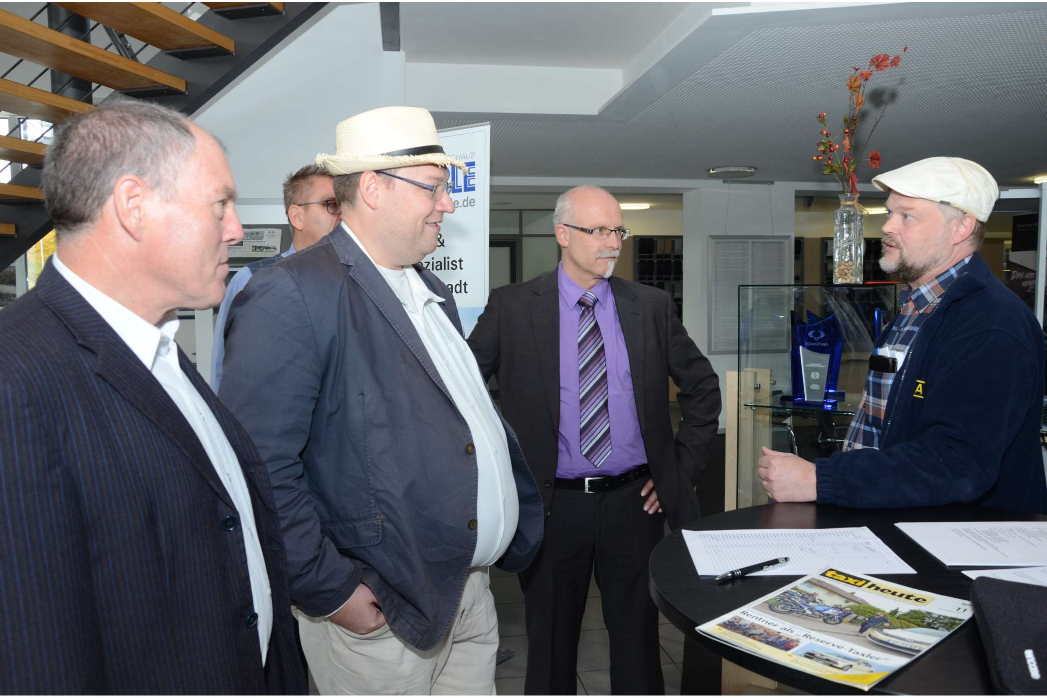 Roland Engelfried aus Schwäbisch Hall (v.l.), Dirk Holl aus Gaggenau und der skeptisch dreinblickende Wolfgang Prahn sprachen mit ihrem Gast Markus Schmid, dem Vorsitzenden der IG Taxi Ortenau e.V.
