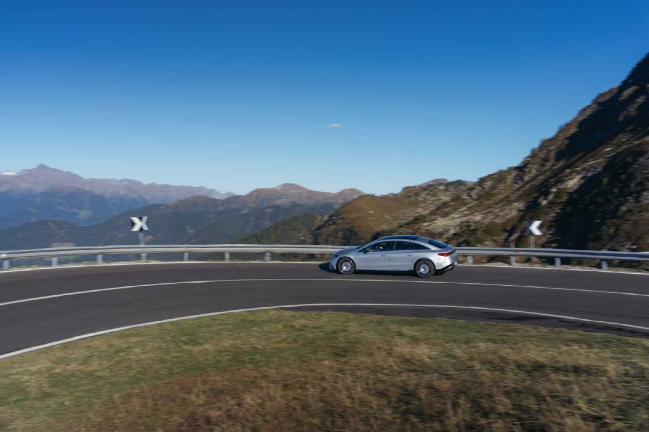 Bergab rekuperiert der EQS zumindest einen Teil von dem wieder zurück, was man beim freudigen Gipfelstürmen verstromte. | Foto: Mercedes-Benz