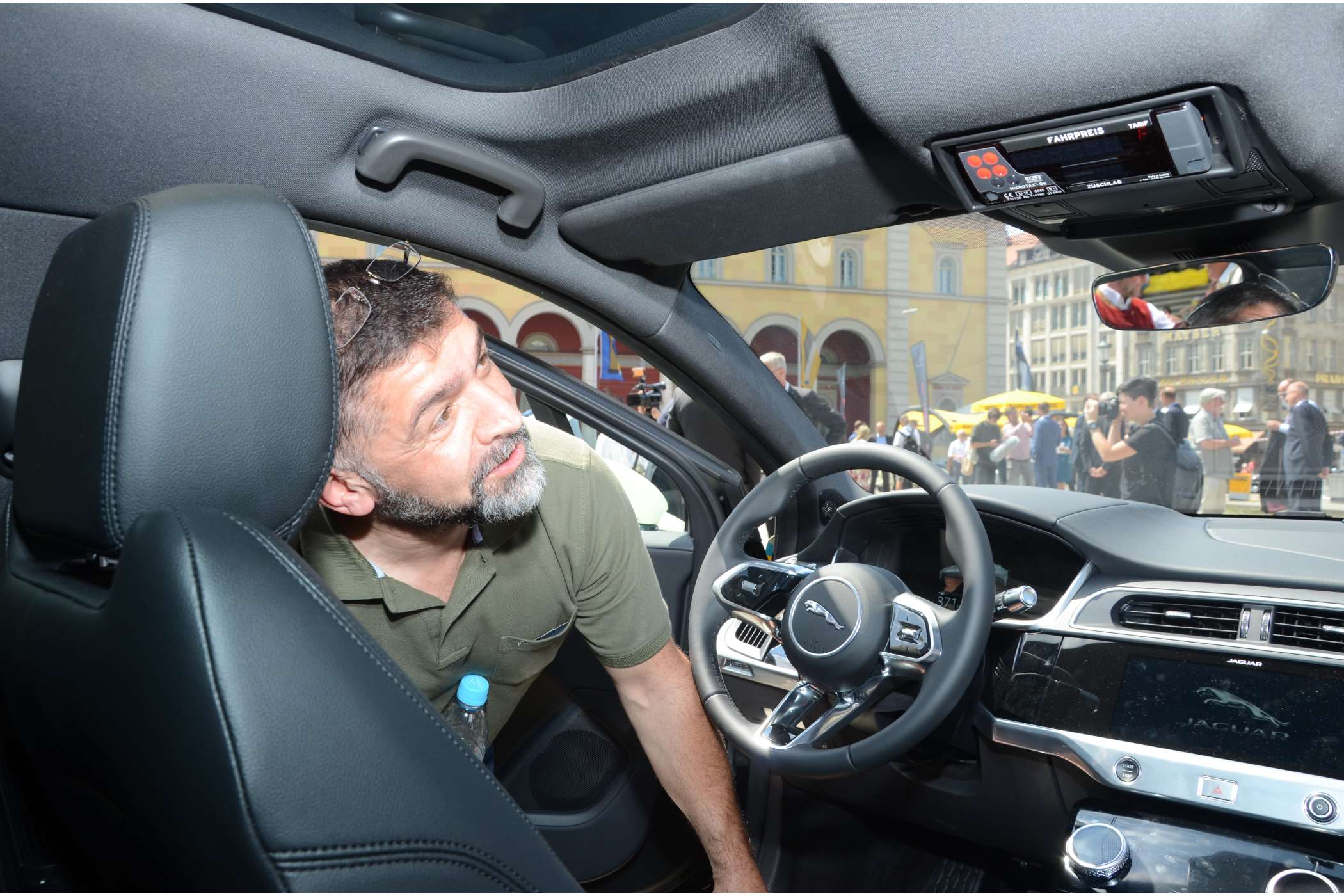 Der Münchener Taxi-Umrüster Ersan Taysi sagte bei der Besichtigung der Flotte, er habe viel von Hatscher gelernt, vor allem beim Folierkurs.