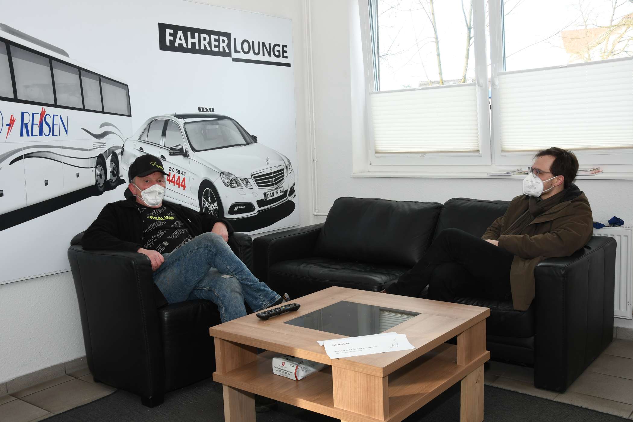 Die Taxi- und Busfahrer können sich beim Schichtwechsel in einer Lounge mit Kollegen besprechen.
