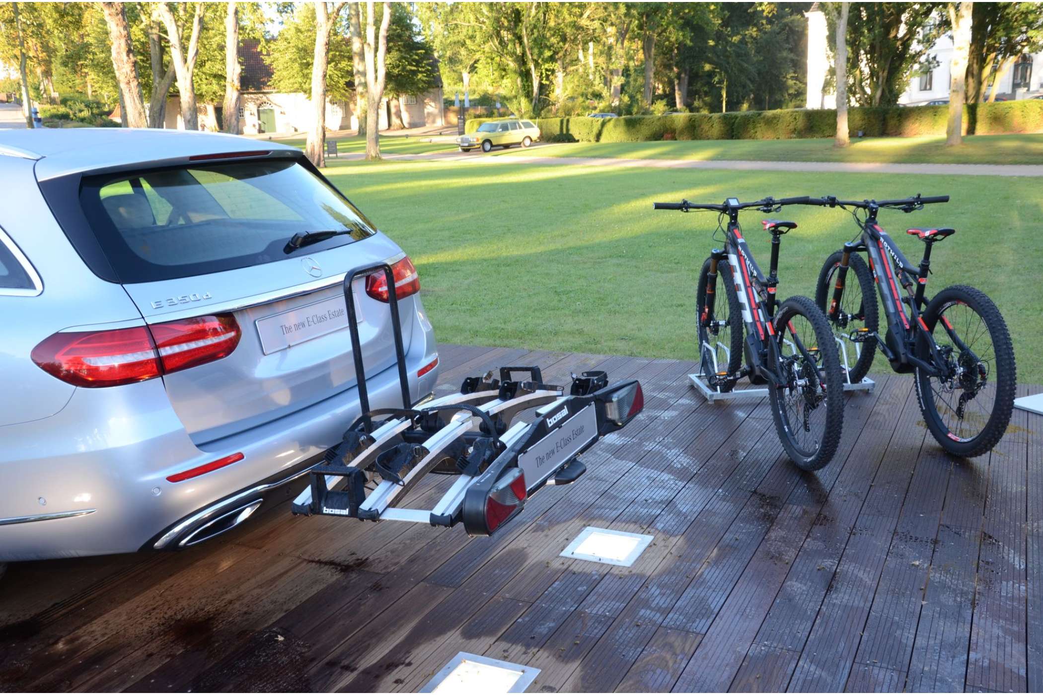 Auf eine neue, elektrisch ein- und ausschwenkbare versenkte Anhängekupplung kann man einen Fahrradträger für bis zu vier Fahrräder montieren und damit auch ohne einen Transporter Fahrradtransporte anbieten.| Foto: Dietmar Fund