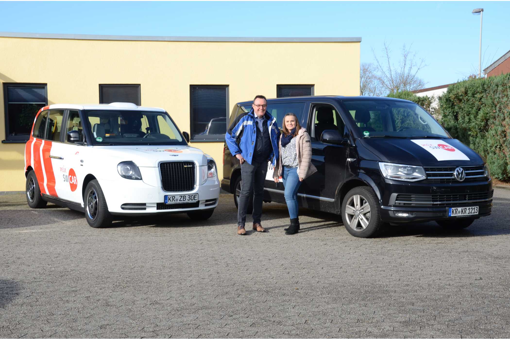 Günter Knorrek und seine Tochter Michelle aus Krefeld gehörten im Februar 2020 zu den ersten Taxi- und Mietwagenunternehmern, die als Partner eines On-Demand-Verkehrs mit werbewirksamen elektrisch angetriebenen London-Taxis vom Typ LEVC TX antraten. Ihr VW T6 musste oft als Ersatzfahrzeug auf Tour gehen.