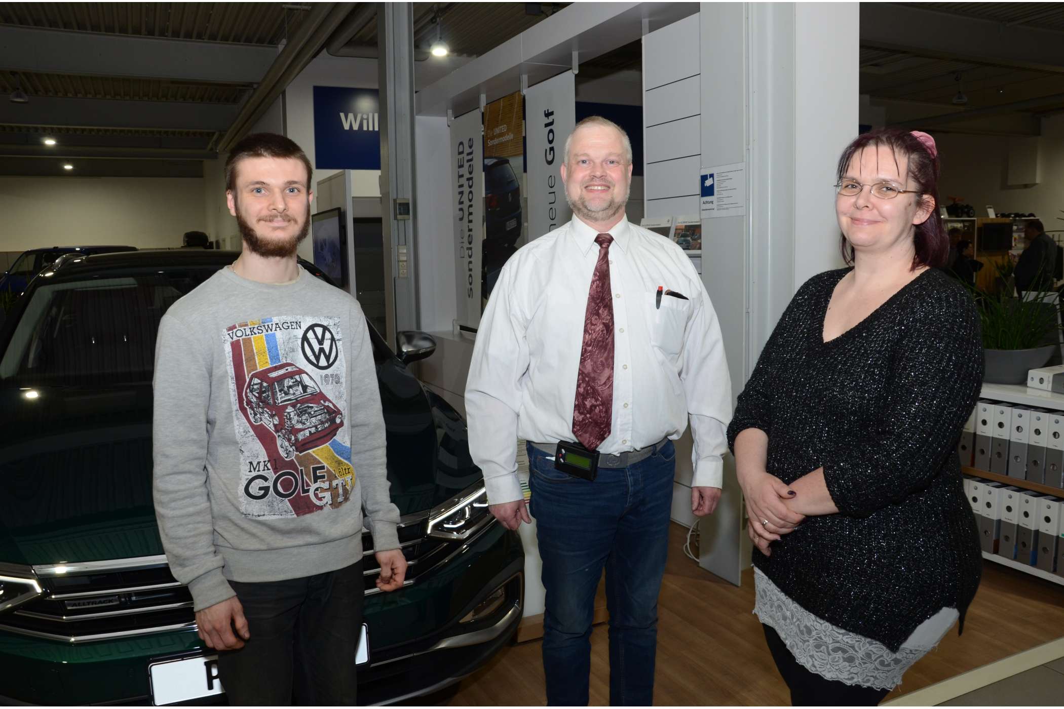Bettina und Markus Schmid hatten dieses Mal ihren ältesten Sohn Mike mitgebracht und schauten sich einen Passat Variant genau an.