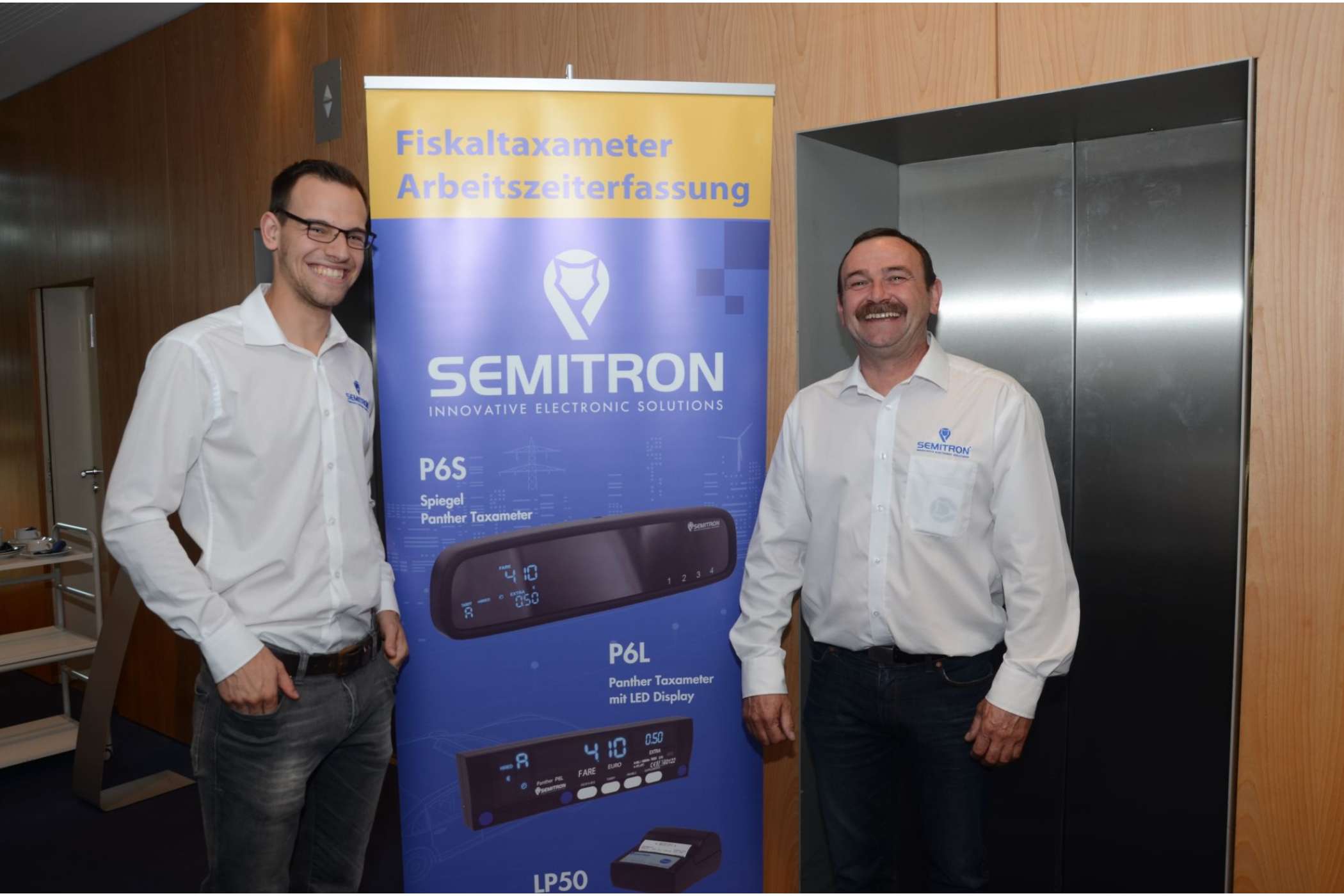 Felix Brandt (l.) aus Hamburg und Jürgen Weberpals aus Köln sind Servicepartner für Semitron-Geräte und den Vertrieb Deutschland von Peter Heedfeld.| Dietmar Fund