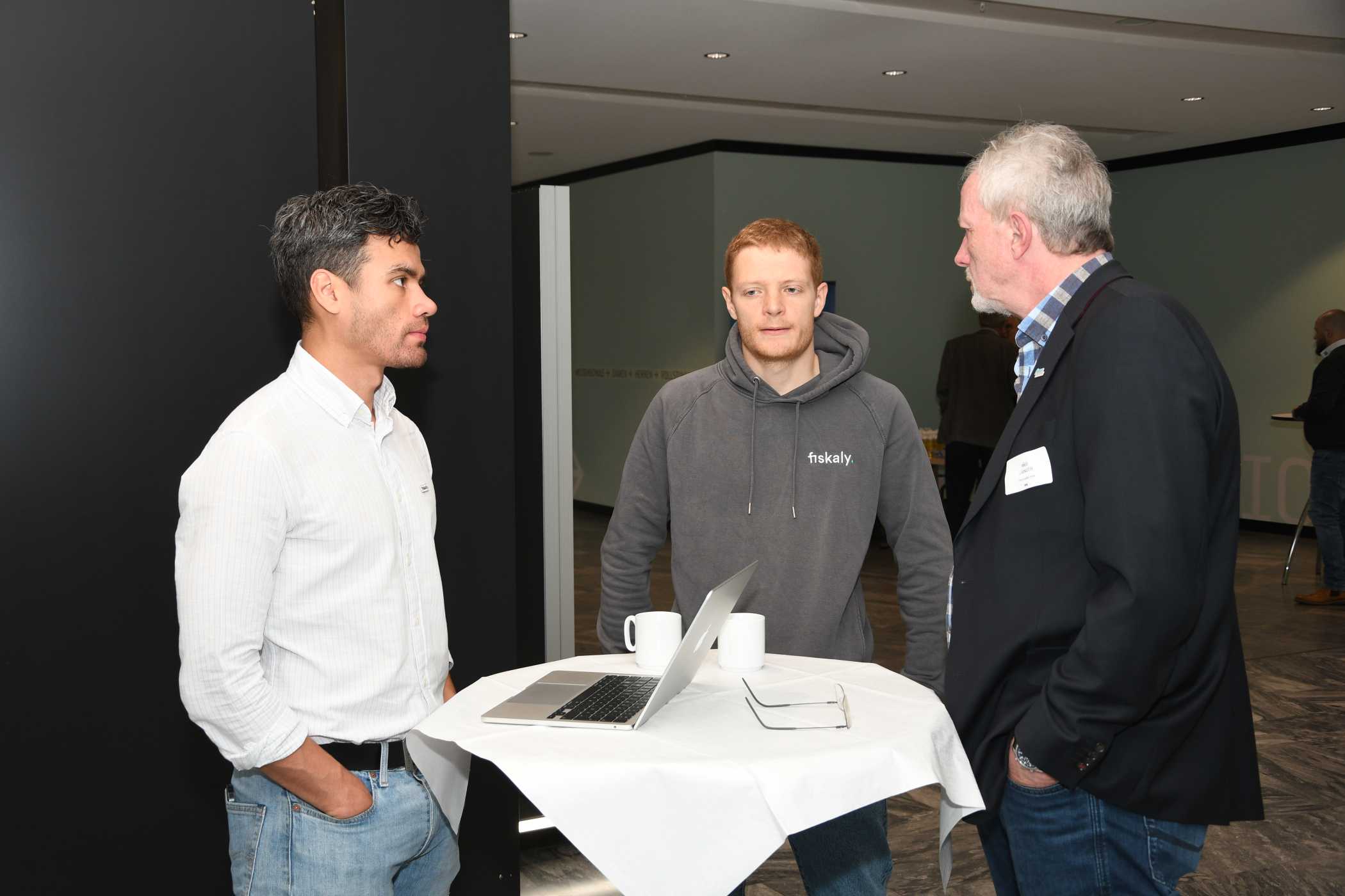 Oliver Abl von fiskaly (l.) und einer seiner Kollegen mussten in den Pausen Einiges zu ihrer Cloud-Lösung für die TSE-Pflicht erläutern, die bei Abls Vortrag im Workshop wenig greifbar geworden war.