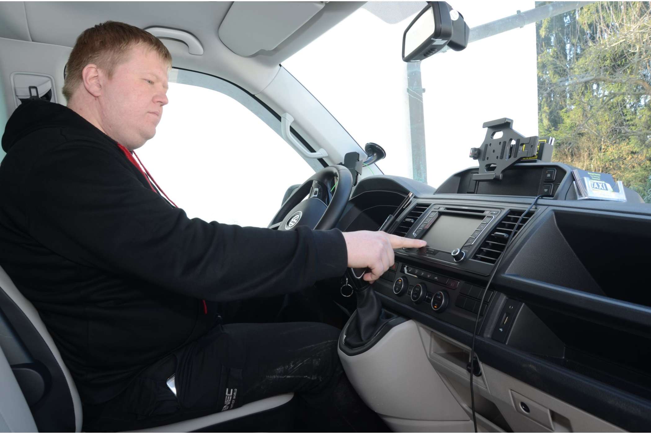 Außer mit großen Tablet-Halterungen bestückt ACR den VW T6 auch mit Nachrüst-Navis, die preiswerter als die ab Werk erhältlichen Geräte und mindestens so leistungsfähig sind. | Dietmar Fund