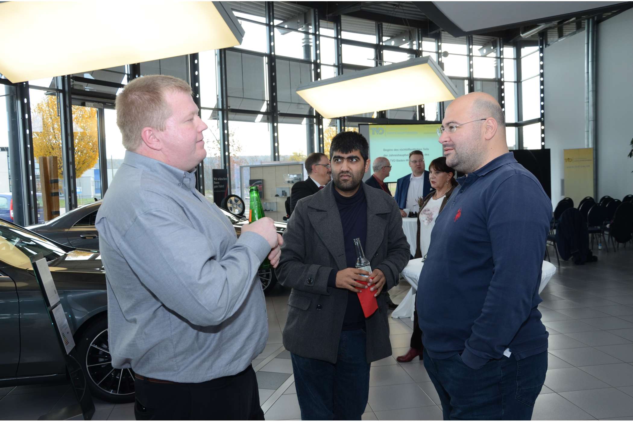 Beim Pausengespräch stand Stefan Fixsen (l.) dem Taxiunternehmer Meric Karadaman (vorn rechts) Rede und Antwort. (Foto: Dietmar Fund)