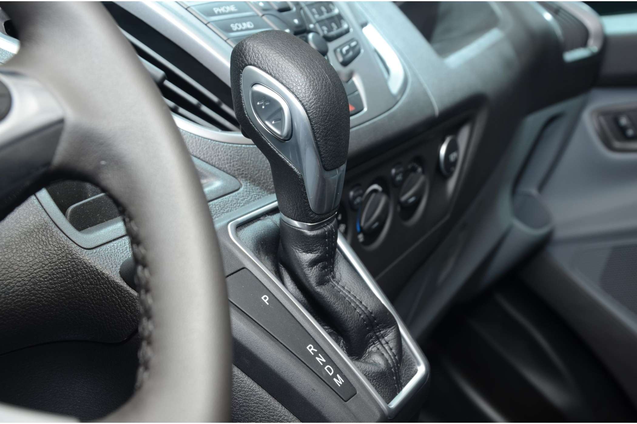 Die Sechsgang-Wandlerautomatik für den Custom erlaubt auch Eingriffe von Hand. Sie ist eine gemeinsame Entwicklung von Ford und General Motors.| Foto: Dietmar Fund